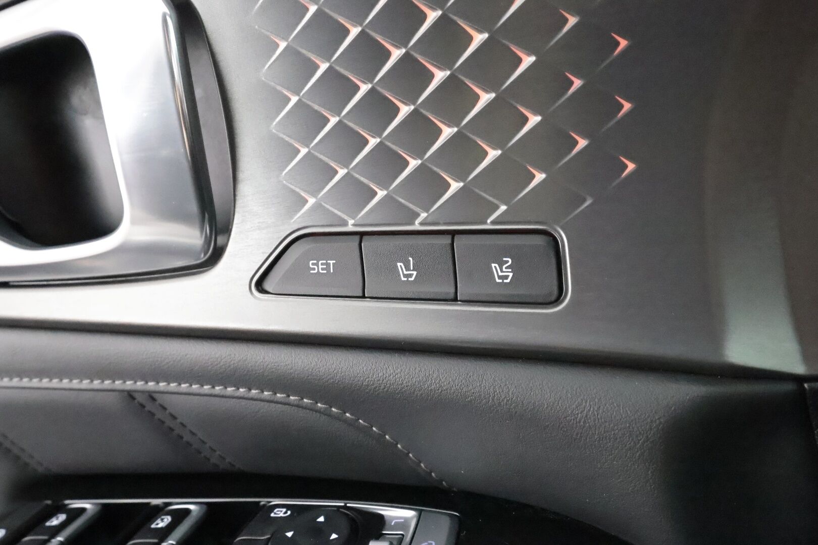 Kia Sorento 2023 1,6 T-GDI Plug-in Hybrid AWD Business Luxury AT 7P * ACC / HUD / 360° / Bose / Muistipenkki / Ilmastoidut nahat * - 1.Om Suomi-auto / Akku kuntotarkastettu SoH 98,2% / Kahdet renkaat aluvanteilla / Merkkihuollettu