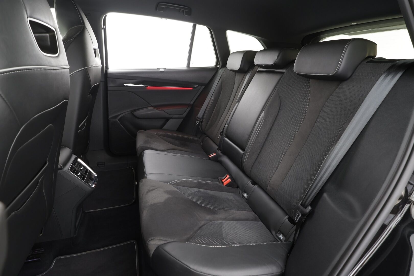 Skoda Enyaq 2023 80x 4x4 SportLine iV * ILP / HUD / ACC / Koukku / Matrix-LED / Muistipenkki / P.kamera / Keyless / Apple & Android  * - 1.Om Suomi-auto / Akku kuntotarkastettu SoH 95,4% / Merkkihuollettu / Kahdet Renkaat