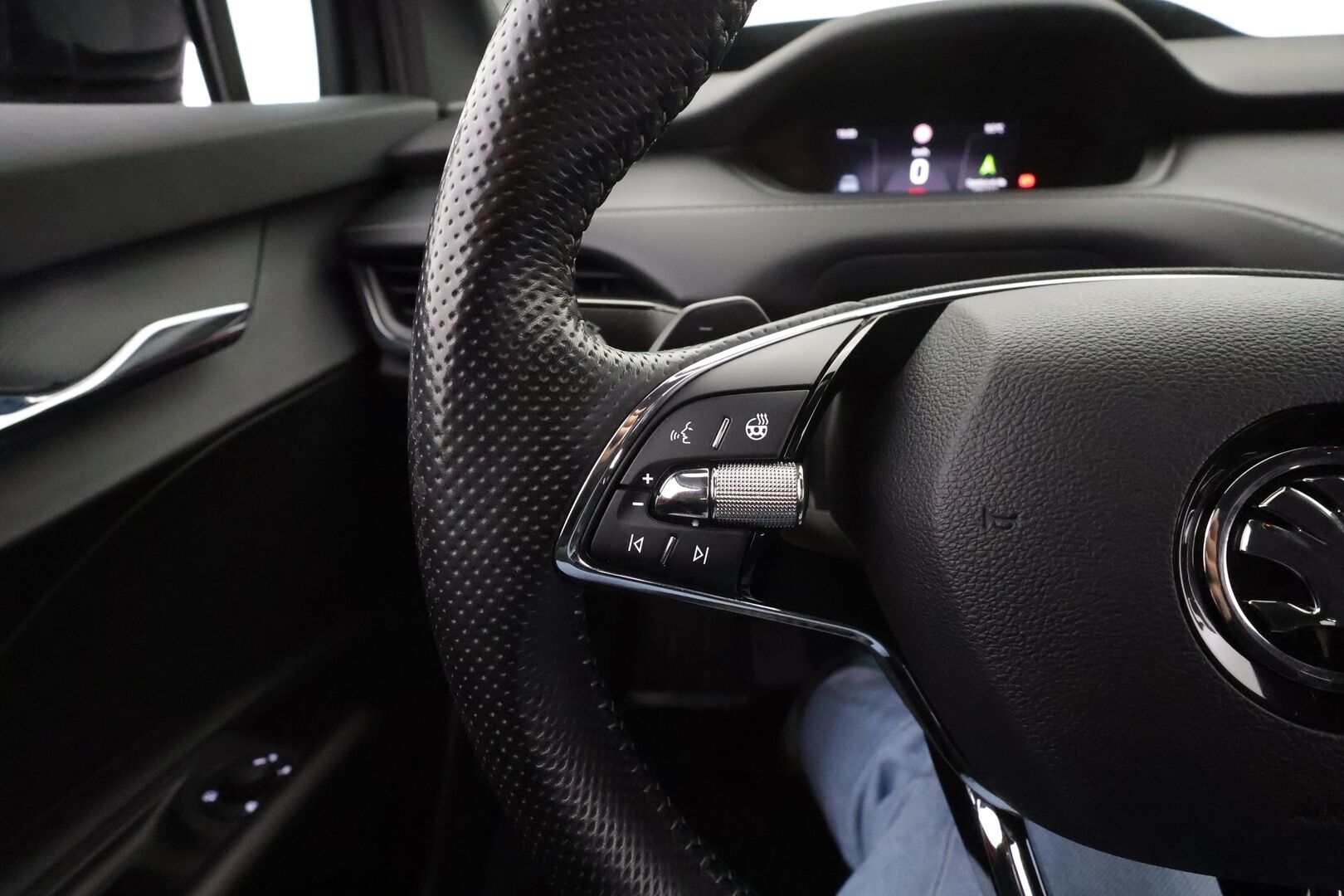 Skoda Enyaq 2023 80x 4x4 SportLine iV * ILP / HUD / ACC / Koukku / Matrix-LED / Muistipenkki / P.kamera / Keyless / Apple & Android  * - 1.Om Suomi-auto / Akku kuntotarkastettu SoH 95,4% / Merkkihuollettu / Kahdet Renkaat