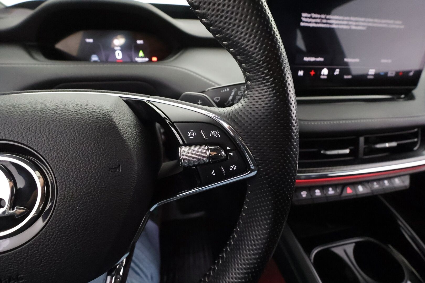 Skoda Enyaq 2023 80x 4x4 SportLine iV * ILP / HUD / ACC / Koukku / Matrix-LED / Muistipenkki / P.kamera / Keyless / Apple & Android  * - 1.Om Suomi-auto / Akku kuntotarkastettu SoH 95,4% / Merkkihuollettu / Kahdet Renkaat