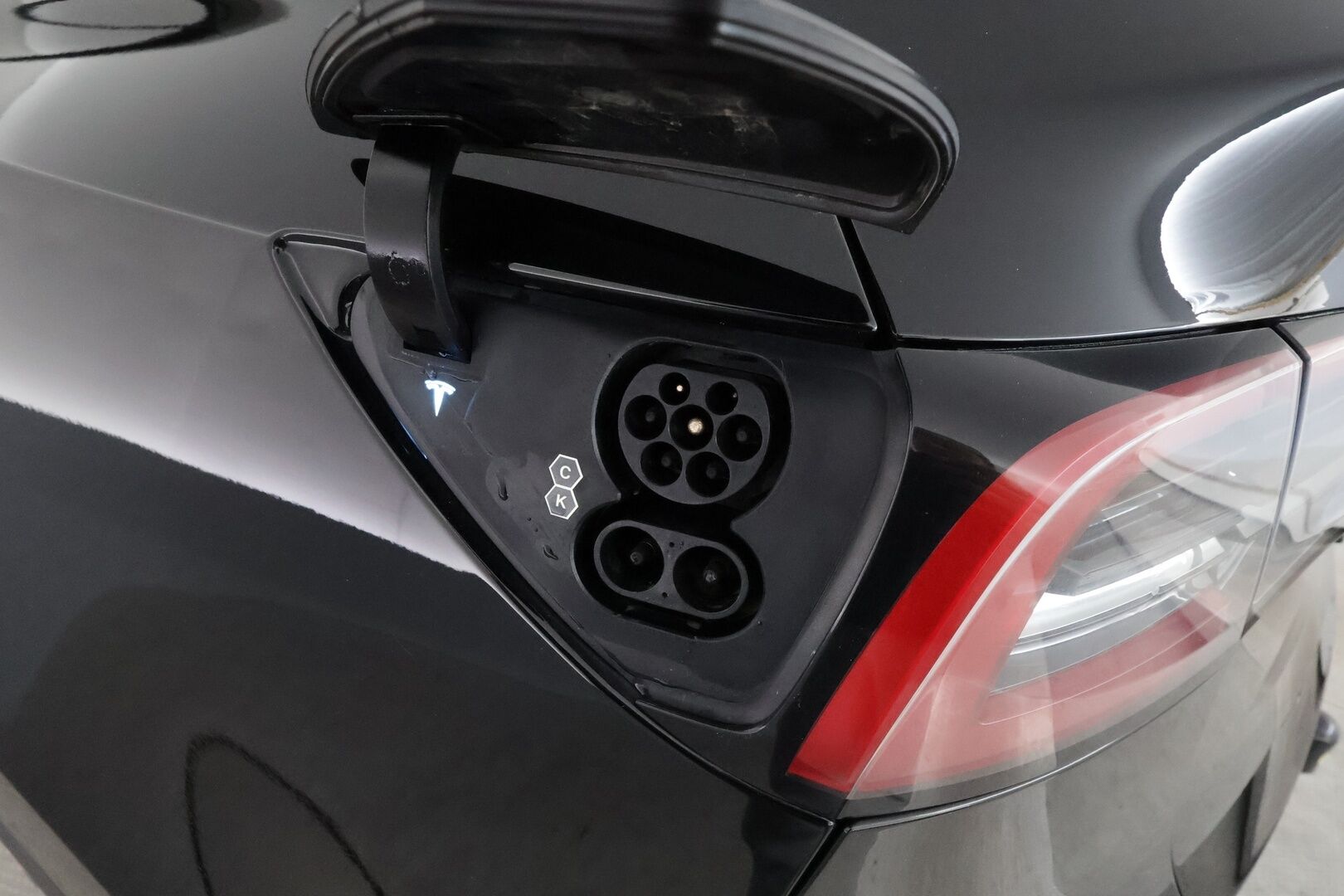 Tesla Model Y 2023 Tesla Model Y Long range Dual motor *Vetokoukku / Lämpöpumppu / AMD Ryzen / Matrix LED / Lasikatto / P.kamera*