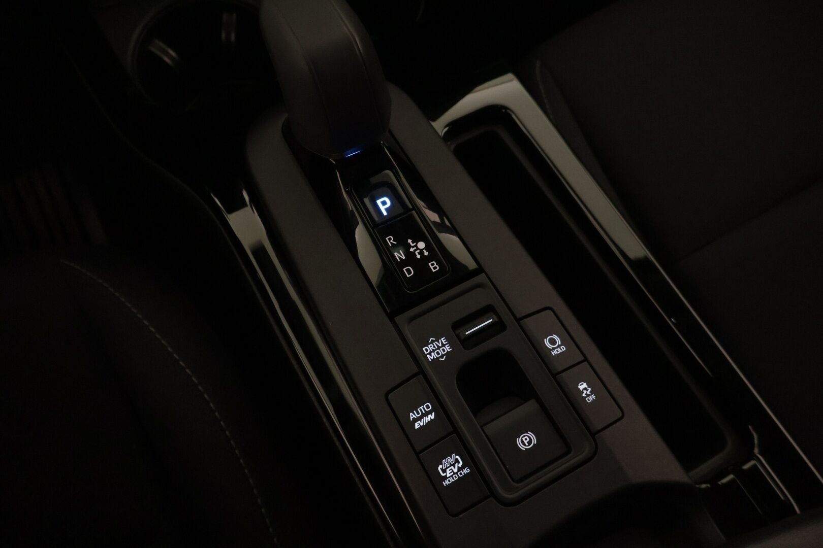 Toyota PRIUS 2023 Plug-In Hybrid Style - Digipeili / Adapt.vakkari / 2x Toyotan vanteet / LED / Sähköpenkki / Navi / P.kamera / Suomi-auto