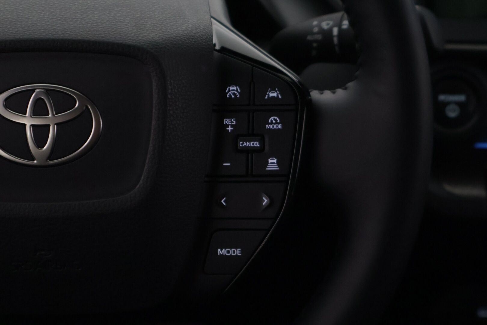 Toyota Prius Plug-in 2023 Hybrid Style ** Juuri tullut! / Digipeili / Adapt.vakkari / 2x Toyotan vanteet / LED / Sähköpenkki / Navi / P.kamera ** - Upea Suomi-auto kaksilla vanteilla ja hyvillä varusteilla! - HULLUT AVAJAISHULINAT KORKOTARJOUS 3,29 %