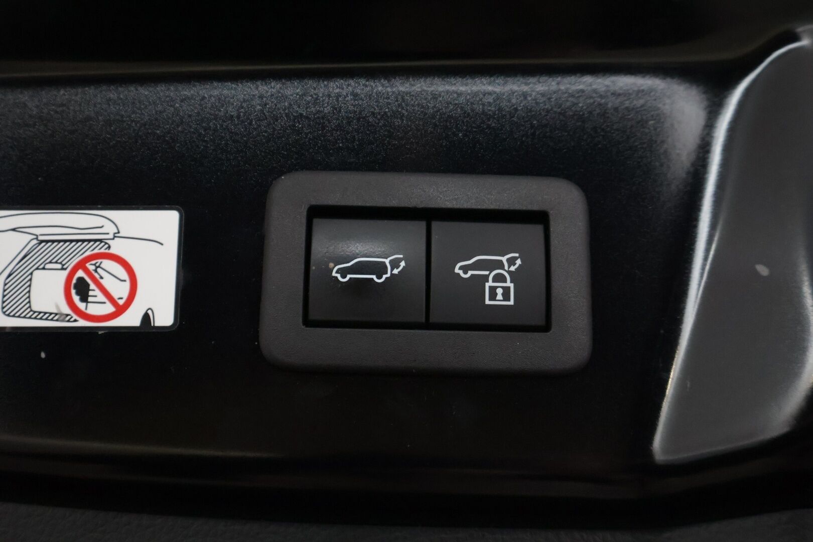 Toyota Prius Plug-in 2023 Hybrid Style ** Juuri tullut! / Digipeili / Adapt.vakkari / 2x Toyotan vanteet / LED / Sähköpenkki / Navi / P.kamera ** - Upea Suomi-auto kaksilla vanteilla ja hyvillä varusteilla! - HULLUT AVAJAISHULINAT KORKOTARJOUS 3,29 %