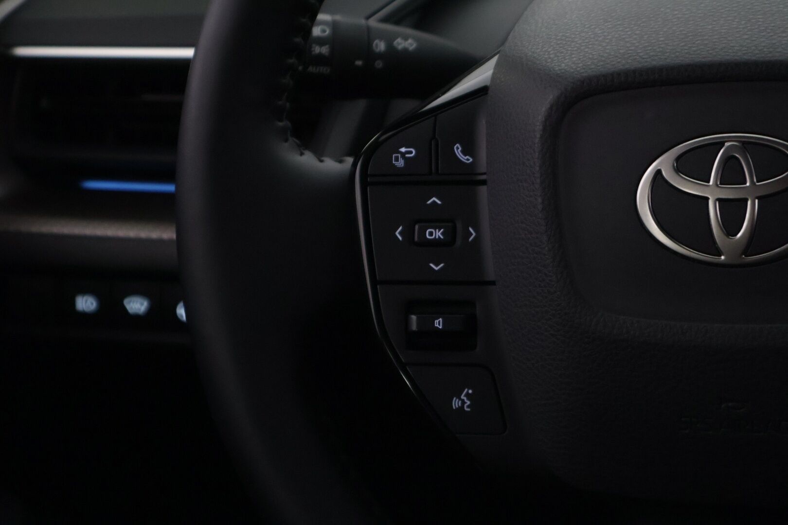 Toyota Prius Plug-in 2023 Hybrid Style ** Juuri tullut! / Digipeili / Adapt.vakkari / 2x Toyotan vanteet / LED / Sähköpenkki / Navi / P.kamera ** - Upea Suomi-auto kaksilla vanteilla ja hyvillä varusteilla! - HULLUT AVAJAISHULINAT KORKOTARJOUS 3,29 %