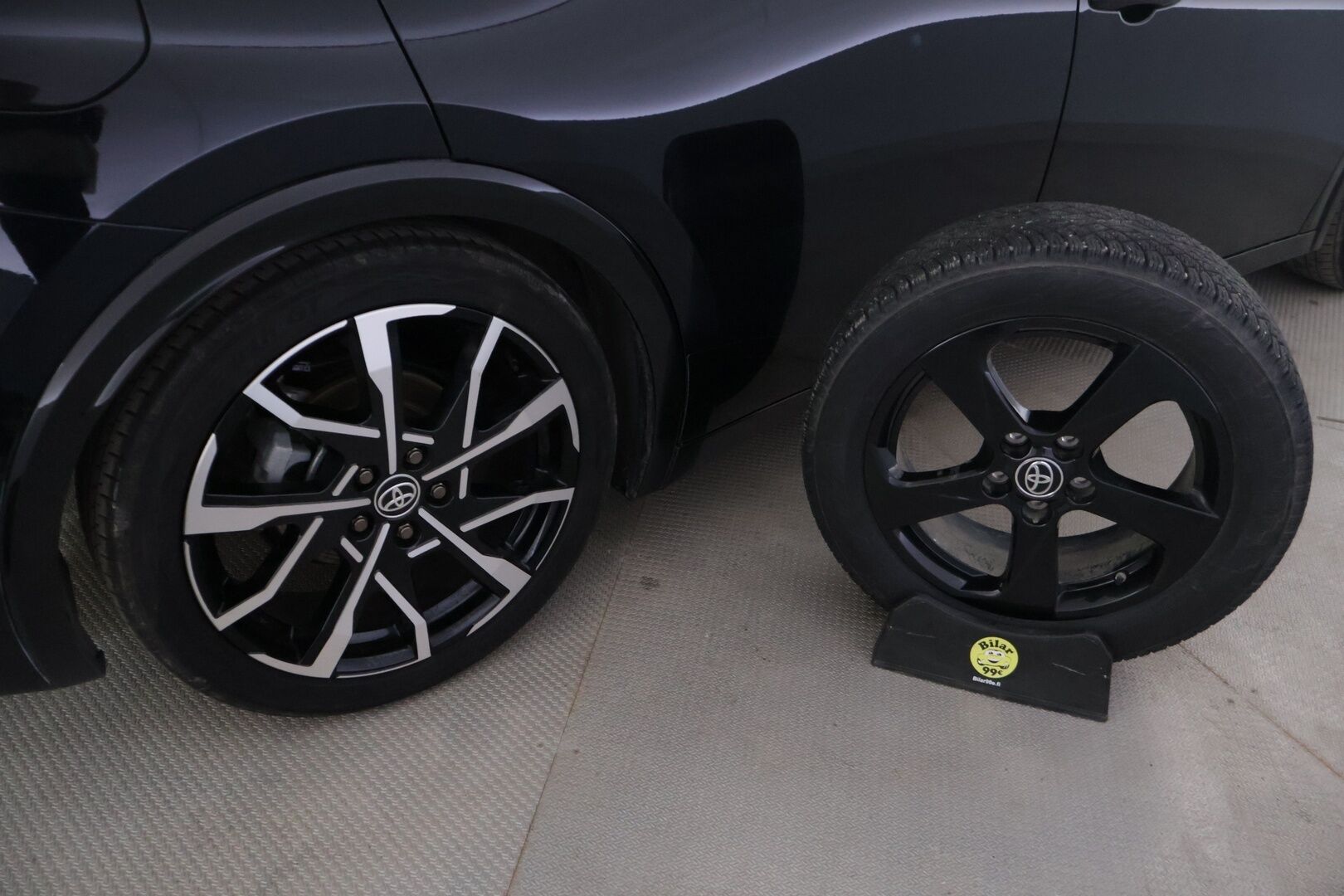 Toyota Prius Plug-in 2023 Hybrid Style ** Juuri tullut! / Digipeili / Adapt.vakkari / 2x Toyotan vanteet / LED / Sähköpenkki / Navi / P.kamera ** - Upea Suomi-auto kaksilla vanteilla ja hyvillä varusteilla! - HULLUT AVAJAISHULINAT KORKOTARJOUS 3,29 %