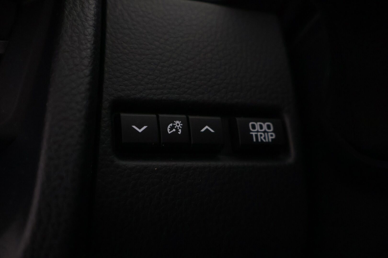 Toyota Prius Plug-in 2023 Hybrid Style ** Juuri tullut! / Digipeili / Adapt.vakkari / 2x Toyotan vanteet / LED / Sähköpenkki / Navi / P.kamera ** - Upea Suomi-auto kaksilla vanteilla ja hyvillä varusteilla! - HULLUT AVAJAISHULINAT KORKOTARJOUS 3,29 %