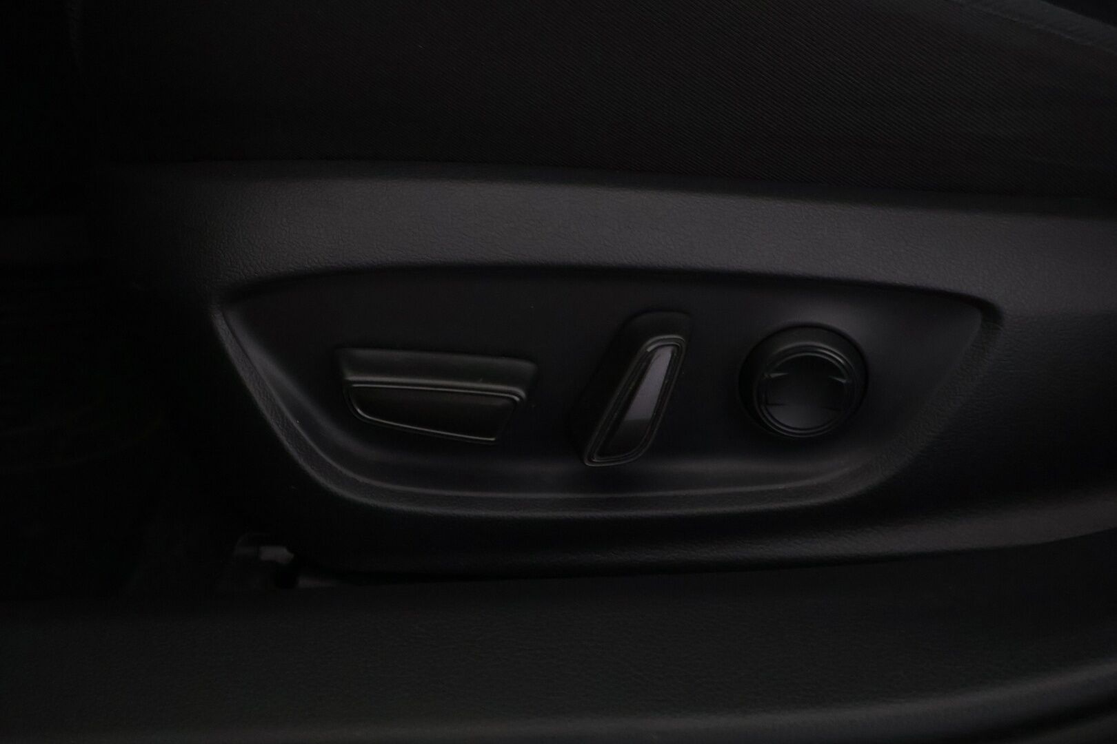 Toyota Prius Plug-in 2023 Hybrid Style ** Juuri tullut! / Digipeili / Adapt.vakkari / 2x Toyotan vanteet / LED / Sähköpenkki / Navi / P.kamera ** - Upea Suomi-auto kaksilla vanteilla ja hyvillä varusteilla! - HULLUT AVAJAISHULINAT KORKOTARJOUS 3,29 %