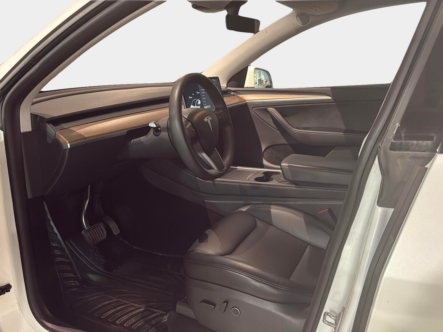 Tesla Model Y 2023 RWD - 3,99 % KORKOTARJOUS TÄHÄN AUTOON - Lämpöpumppu / Vetokoukku / LED ajovalot / Nahkasisusta / Premium Audio!