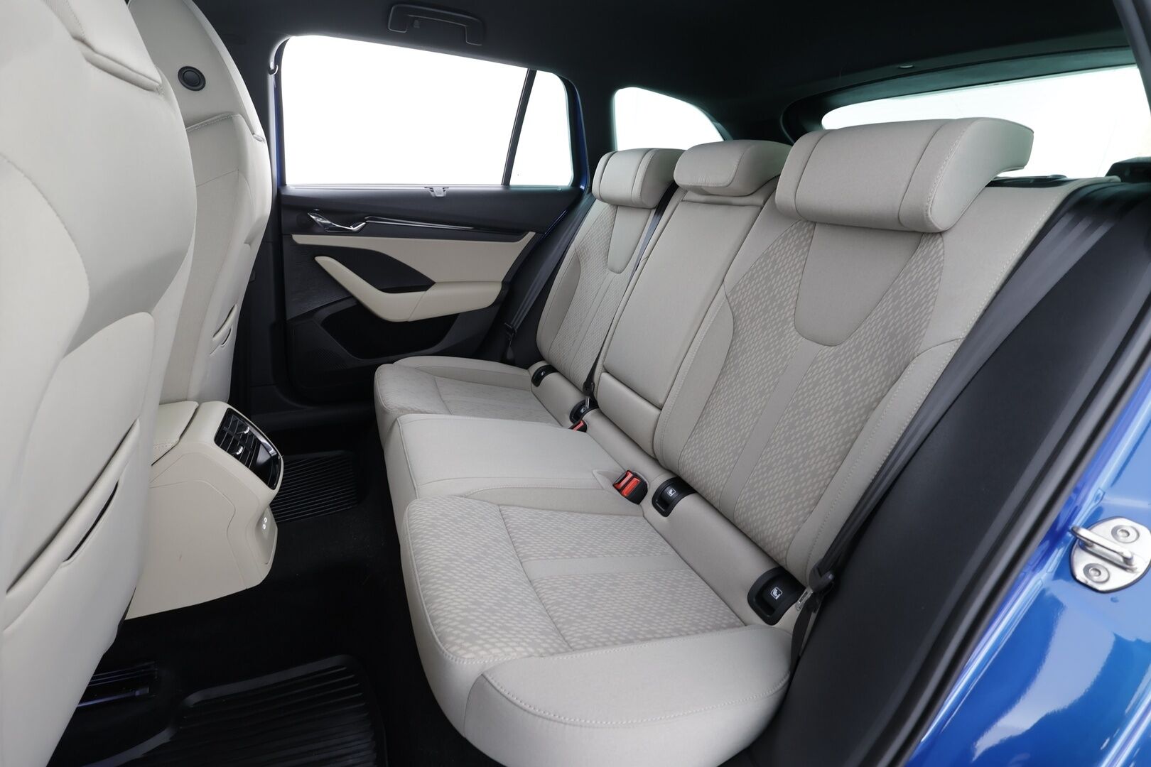 Skoda Octavia 2024 Combi 1.4 TSI PHEV Style iV DSG * ACC / P.kamera / Matrix LED / Koukku / Webasto / Navi / KeylessGo / Sähköluukku * - 1.Om Suomi-auto / Kahdet renkaat aluvanteilla / Merkkihuollettu / Parhaalla varustelutasolla!