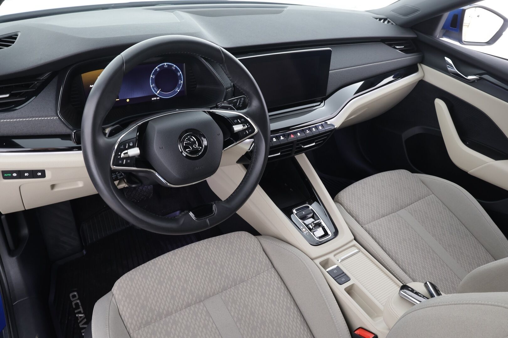 Skoda Octavia 2024 Combi 1.4 TSI PHEV Style iV DSG * ACC / P.kamera / Matrix LED / Koukku / Webasto / Navi / KeylessGo / Sähköluukku * - 1.Om Suomi-auto / Kahdet renkaat aluvanteilla / Merkkihuollettu / Parhaalla varustelutasolla!