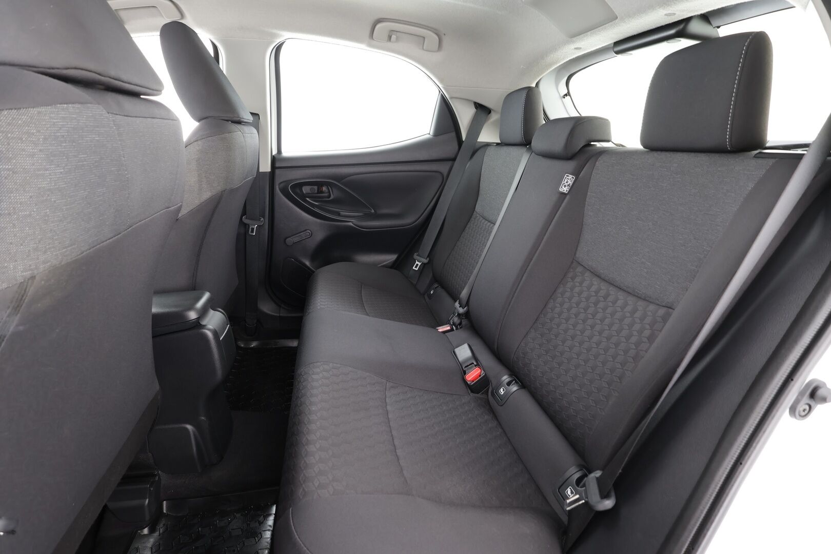 Toyota Yaris 2024 1,5 Hybrid Active * ACC / P.kamera / Kaistavahti / Apple&Android / 2xRenkaat * - 1.Om Suomi-auto / Merkkihuollettu