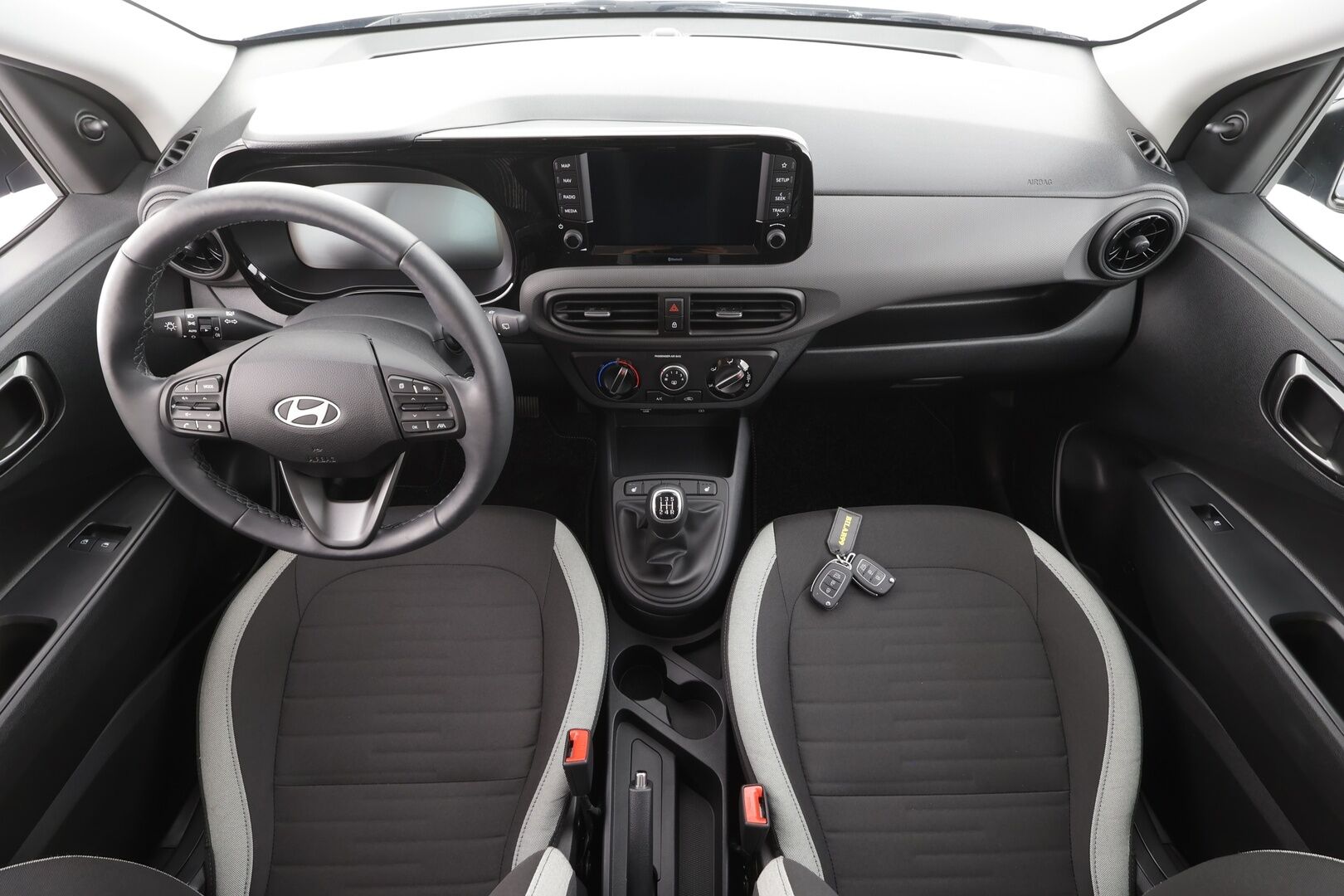Hyundai i10 2025 1.0 MPi 63 hv 5MT Comfort MY25 - | Vakkari | P.Kamera | Navi | Digimittari | Ratinlämmitin | Apple&Android |  2x Renkaat | Suomi-auto | Merkkihuollot |
