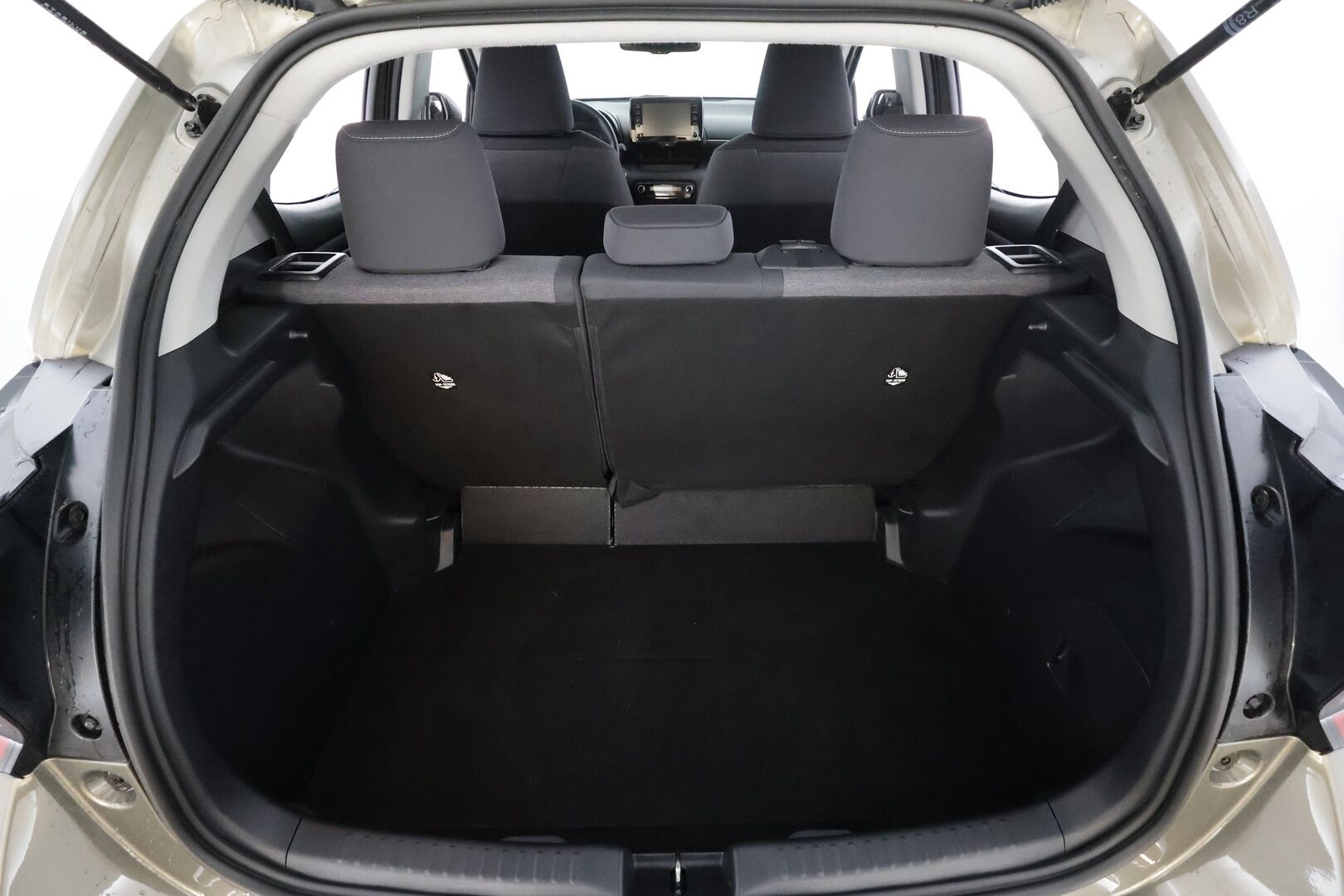 Toyota Yaris 2024 1,5 Hybrid Active Plus * ACC / P.kamera / LED / Navi / KeylessGo / Ratinlämmitin * - Suomi-auto / Kahdet renkaat aluvanteilla / Merkkihuollettu - HULLUT JOULUT KORKOTARJOUS 2,49% 