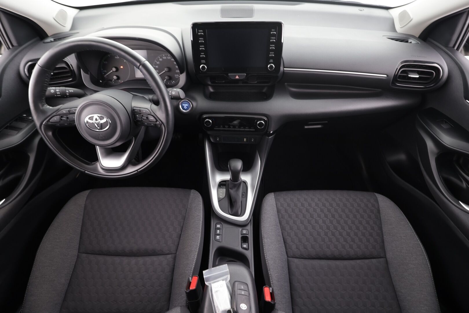 Toyota Yaris 2024 1,5 Hybrid Active Plus * ACC / P.kamera / LED / Navi / KeylessGo / Ratinlämmitin * - Suomi-auto / Kahdet renkaat aluvanteilla / Merkkihuollettu - HULLUT JOULUT KORKOTARJOUS 2,49% 