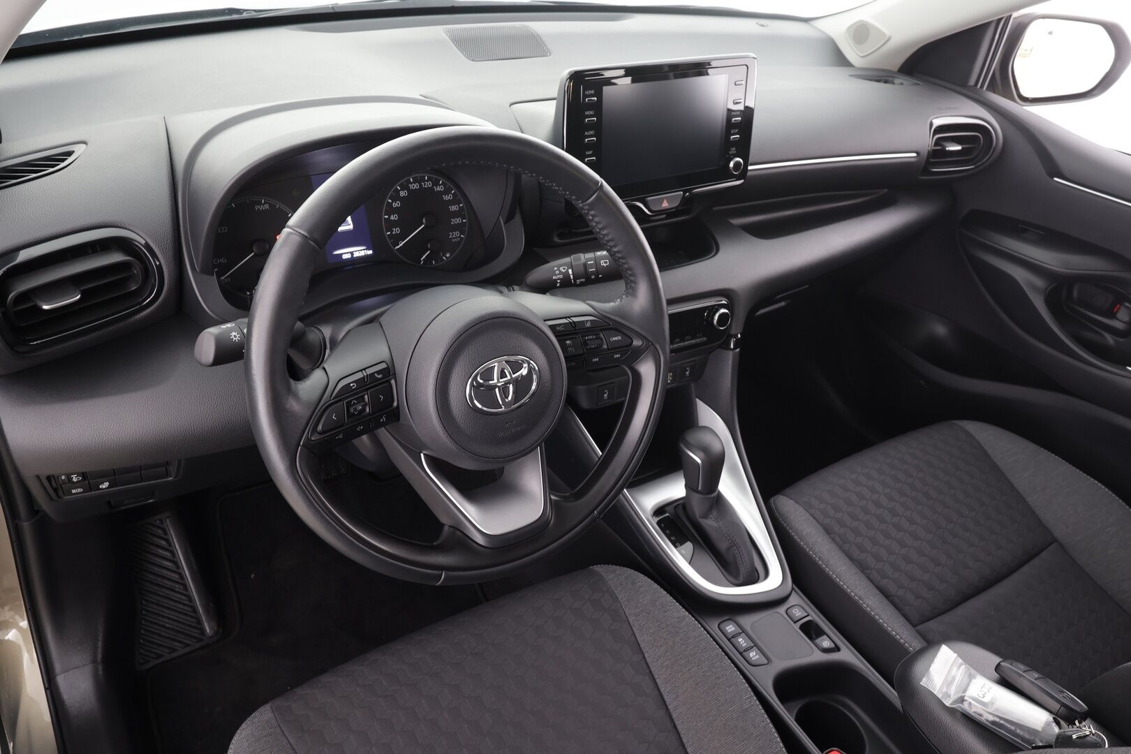 Toyota Yaris 2024 1,5 Hybrid Active Plus * ACC / P.kamera / LED / Navi / KeylessGo / Ratinlämmitin * - Suomi-auto / Kahdet renkaat aluvanteilla / Merkkihuollettu - HULLUT JOULUT KORKOTARJOUS 2,49% 