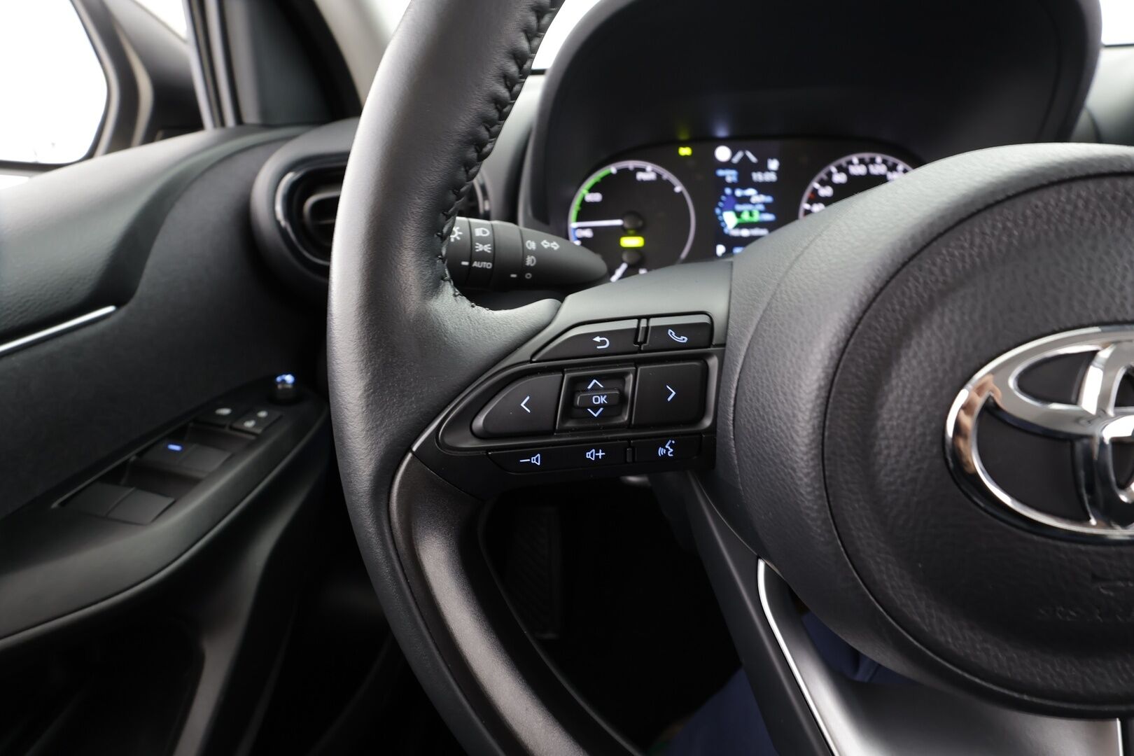 Toyota Yaris 2024 1,5 Hybrid Active Plus * ACC / P.kamera / LED / Navi / KeylessGo / Ratinlämmitin * - Suomi-auto / Kahdet renkaat aluvanteilla / Merkkihuollettu - HULLUT JOULUT KORKOTARJOUS 2,49% 