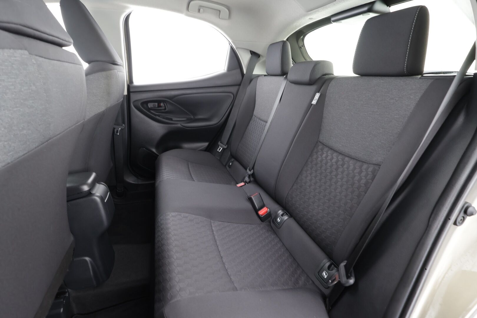 Toyota Yaris 2024 1,5 Hybrid Active Plus * ACC / P.kamera / LED / Navi / KeylessGo / Ratinlämmitin * - Suomi-auto / Kahdet renkaat aluvanteilla / Merkkihuollettu - HULLUT JOULUT KORKOTARJOUS 2,49% 