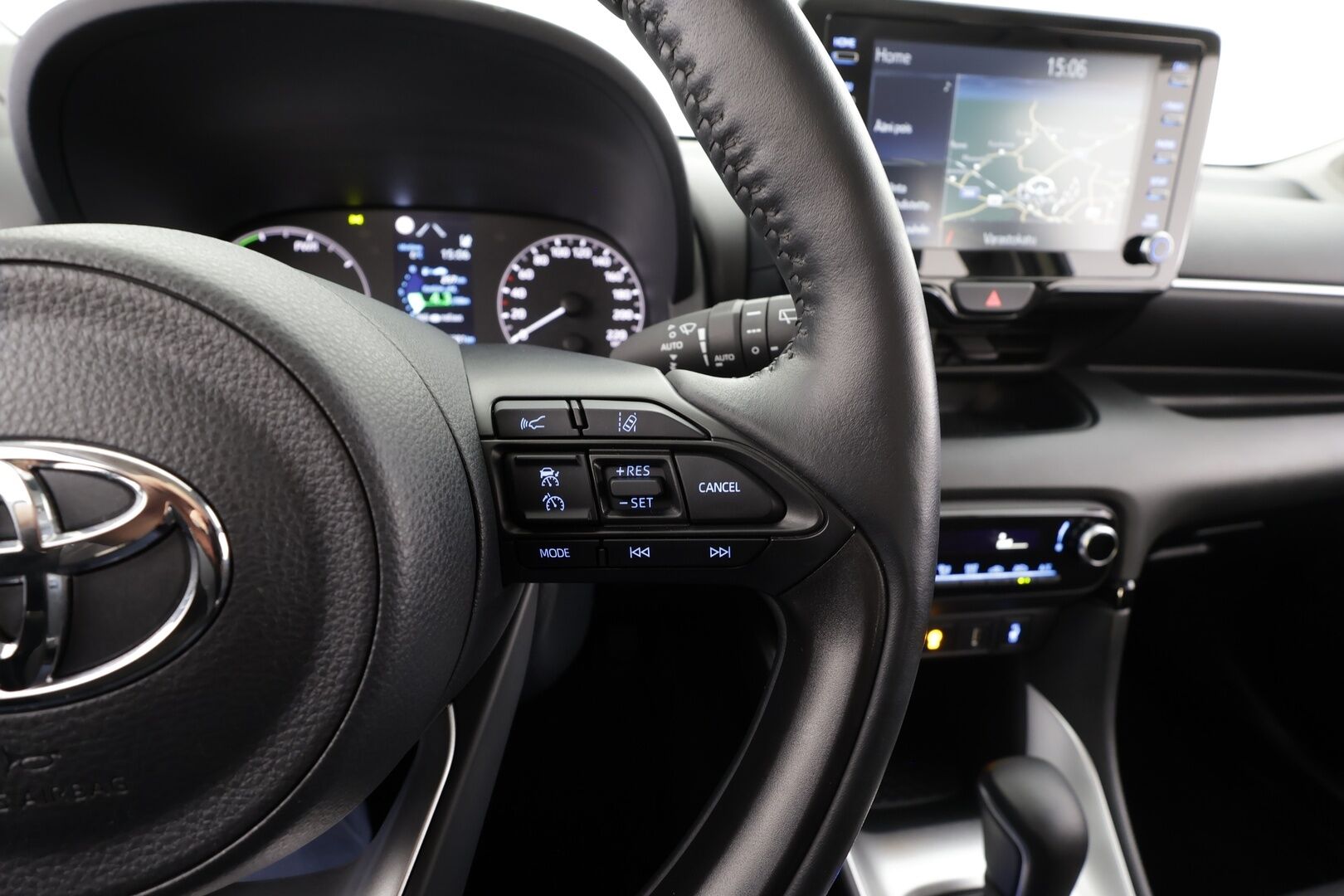 Toyota Yaris 2024 1,5 Hybrid Active Plus * ACC / P.kamera / LED / Navi / KeylessGo / Ratinlämmitin * - Suomi-auto / Kahdet renkaat aluvanteilla / Merkkihuollettu - HULLUT JOULUT KORKOTARJOUS 2,49% 