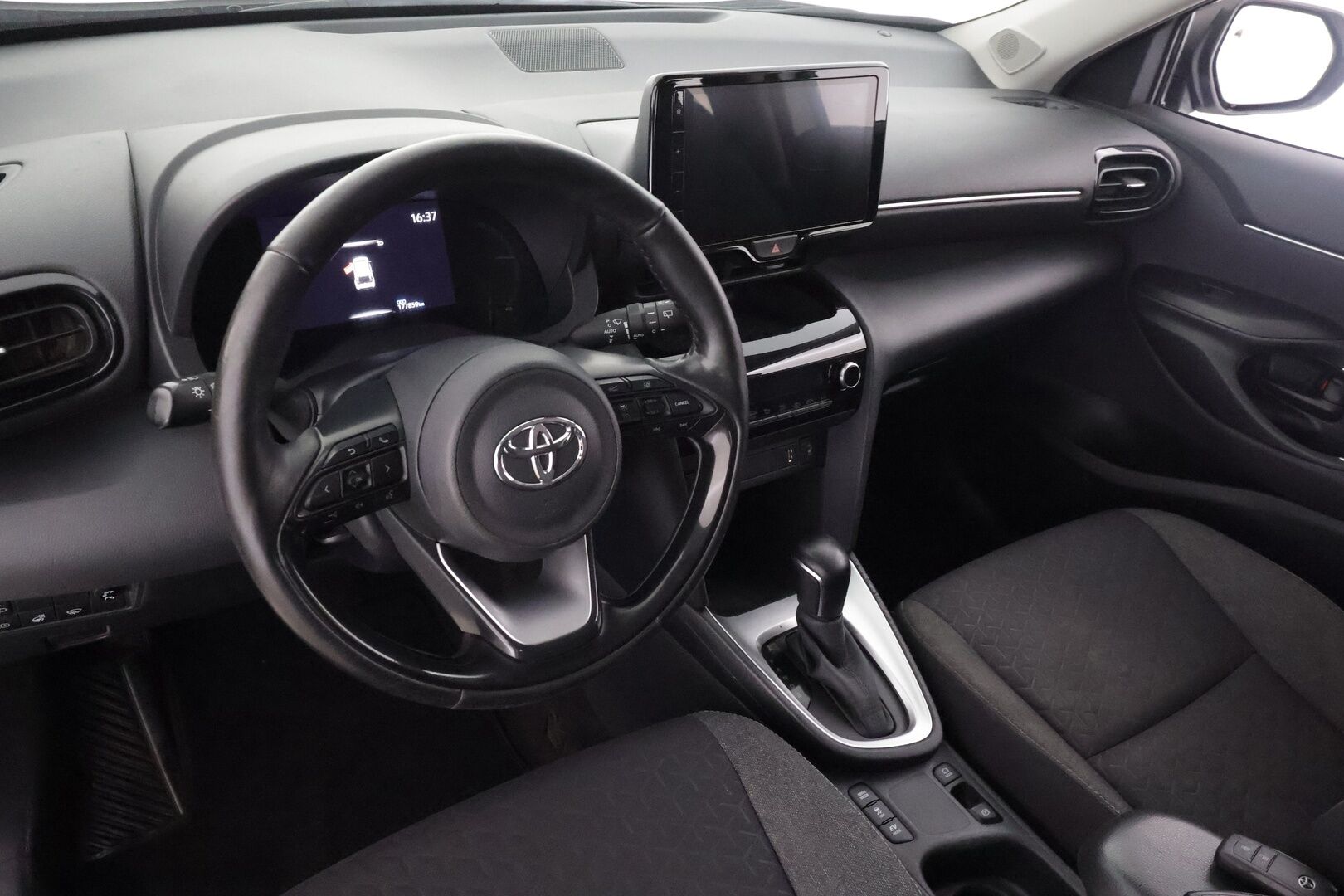 Toyota Yaris Cross 2024 1,5 Hybrid Active Business - | ACC | P.kamera | LED | Keyless | LTA | PCS | RSA | Apple & Android | Navi | Lämm. ratti | 1-om suomiauto | Merkkihuollot | ALV | 