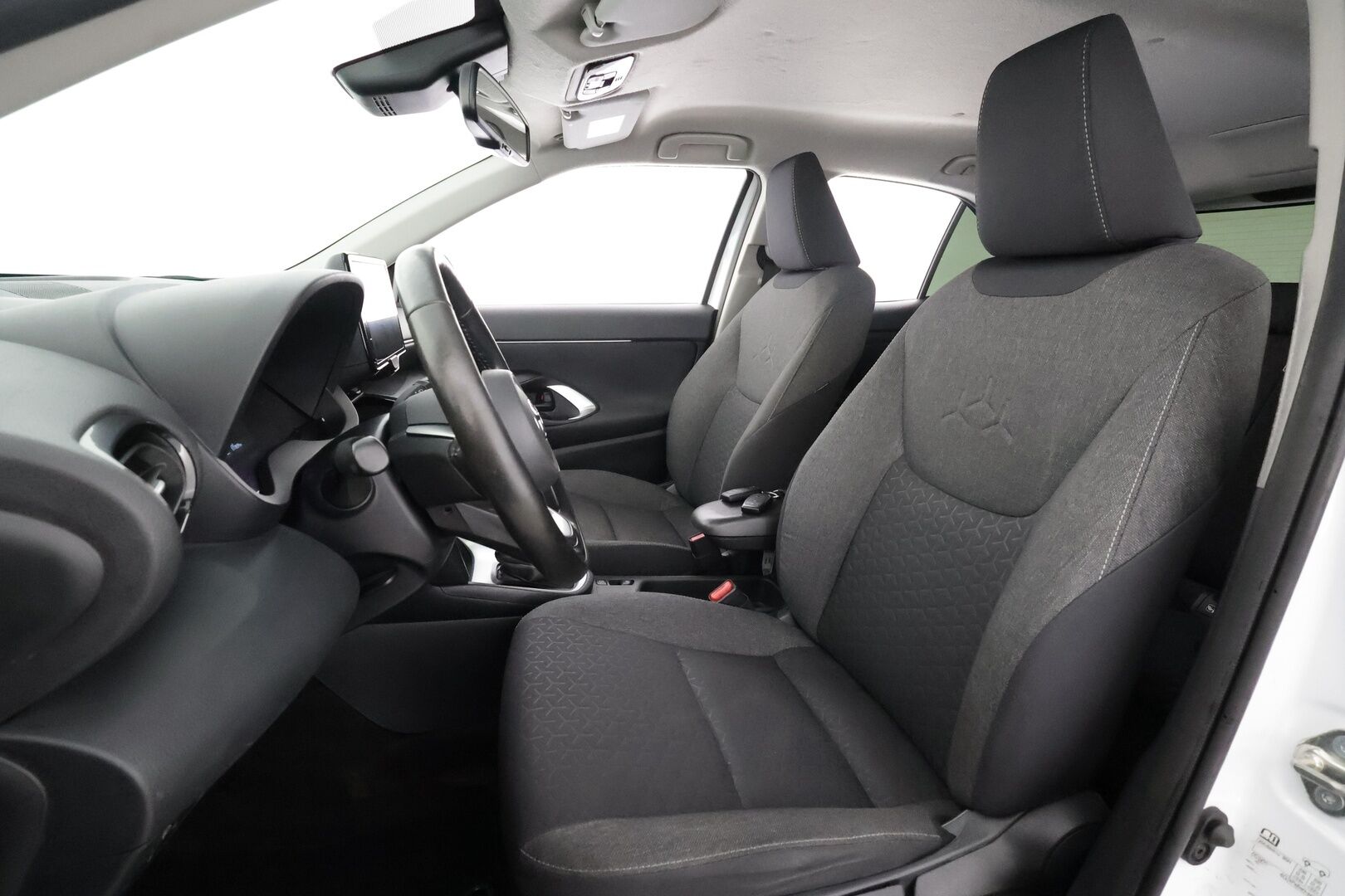 Toyota Yaris Cross 2024 1,5 Hybrid Active Business - | ACC | P.kamera | LED | Keyless | LTA | PCS | RSA | Apple & Android | Navi | Lämm. ratti | 1-om suomiauto | Merkkihuollot | ALV | 