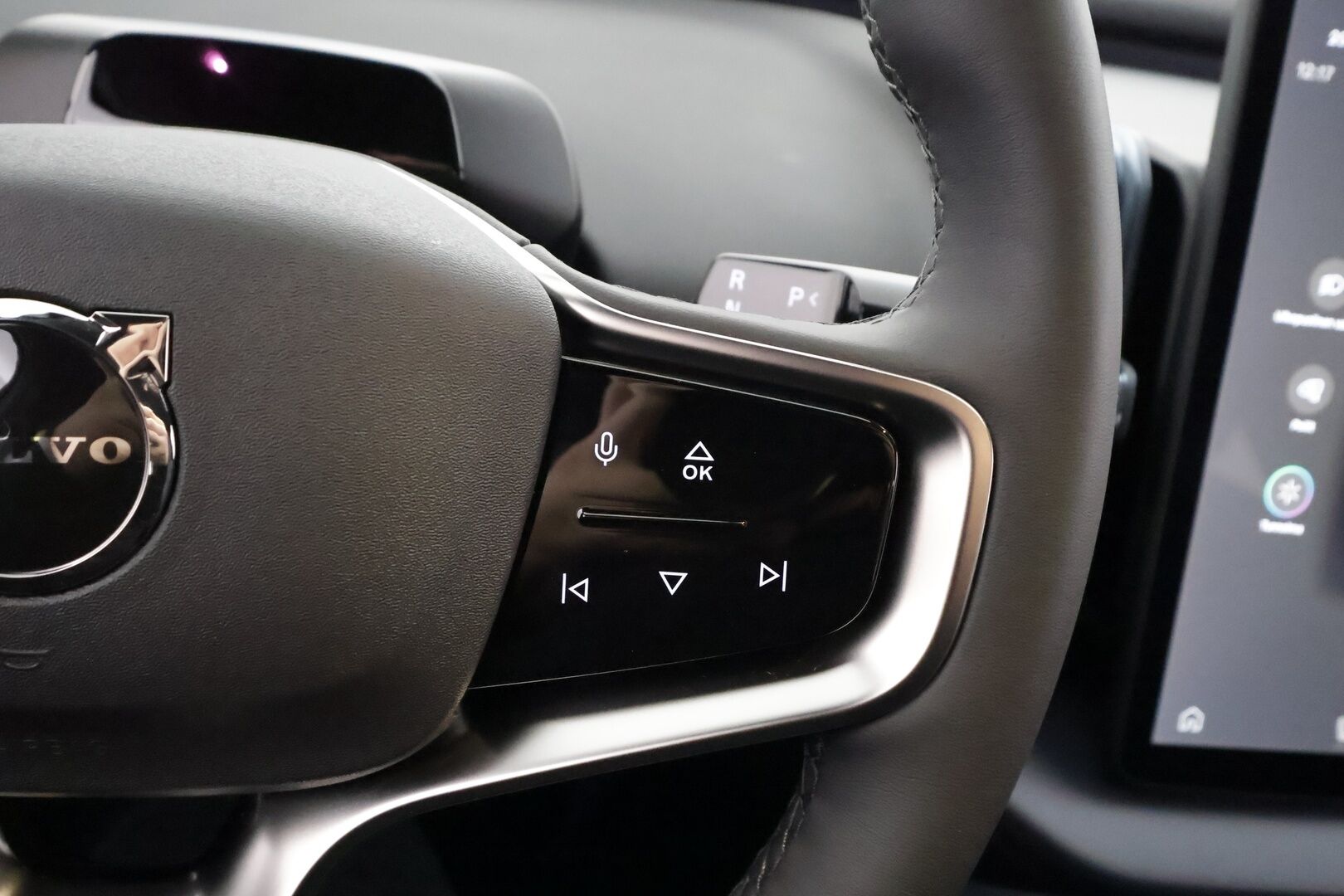 Volvo EX30 2024 Twin Performance Plus - | ACC | ILP | Koukku | Harman/Kardon | P.kamera | BLIS | Pilot Assist | Keyless | Ambient light | Sähk. takaluukku | Lämm. ratti | 2x alut | 