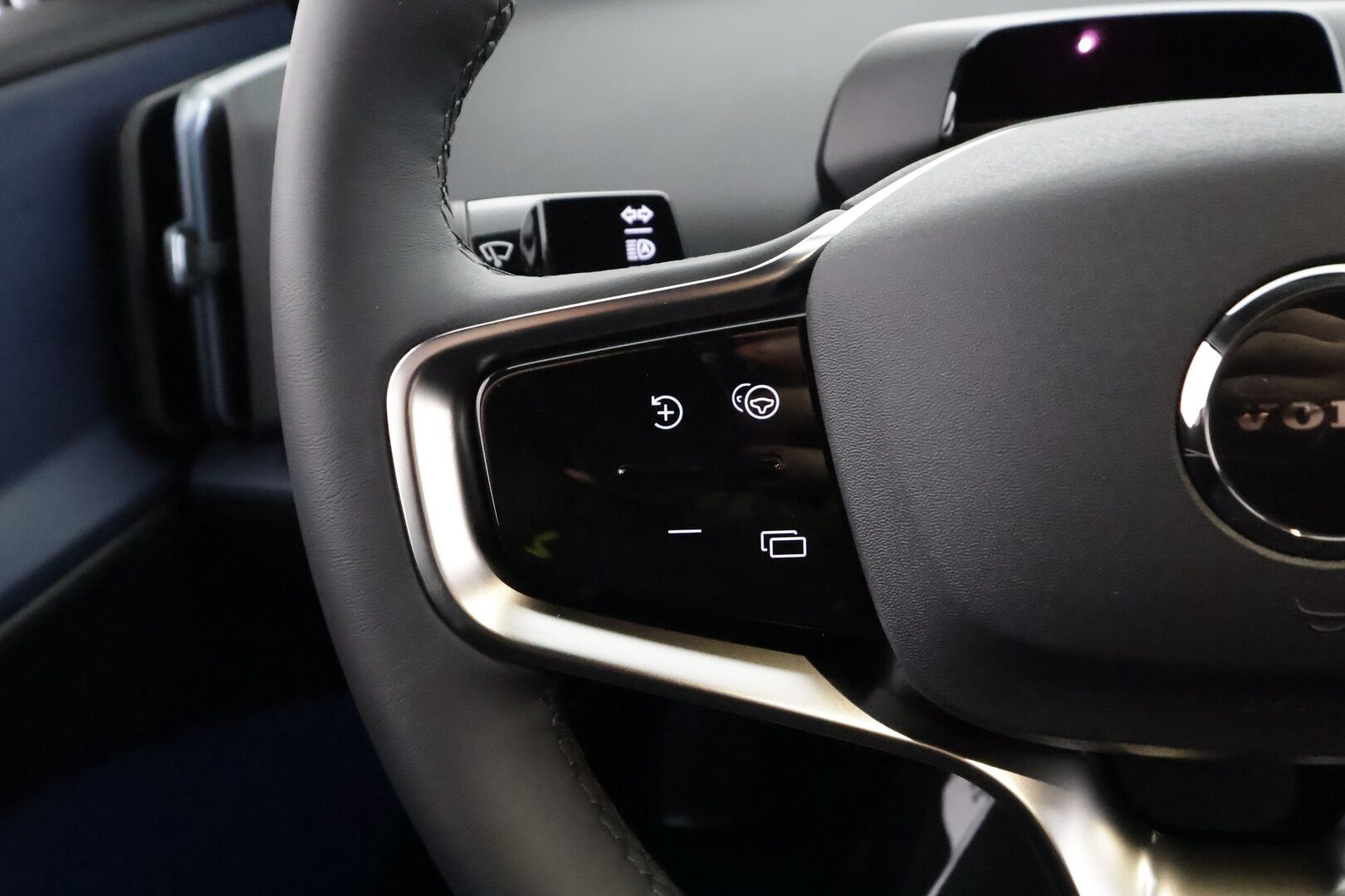 Volvo EX30 2024 Twin Performance Plus - | ACC | ILP | Koukku | Harman/Kardon | P.kamera | BLIS | Pilot Assist | Keyless | Ambient light | Sähk. takaluukku | Lämm. ratti | 2x alut | 