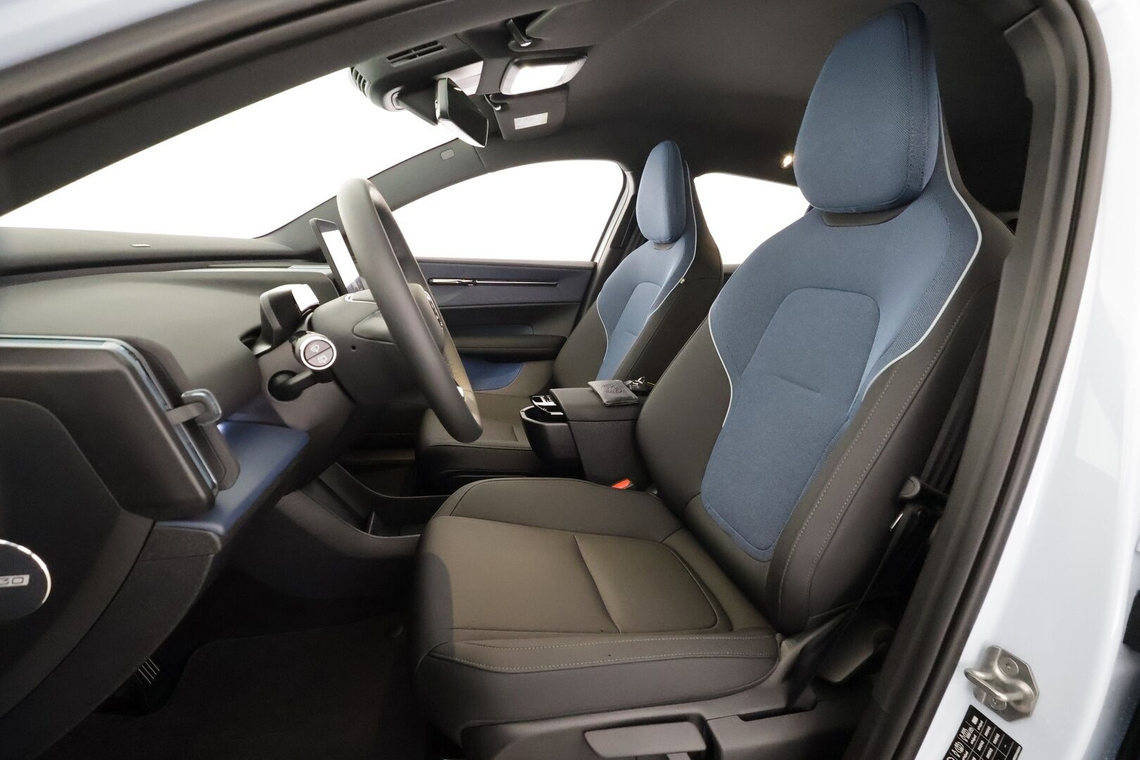 Volvo EX30 2024 Twin Performance Plus - | ACC | ILP | Koukku | Harman/Kardon | P.kamera | BLIS | Pilot Assist | Keyless | Ambient light | Sähk. takaluukku | Lämm. ratti | 2x alut | 