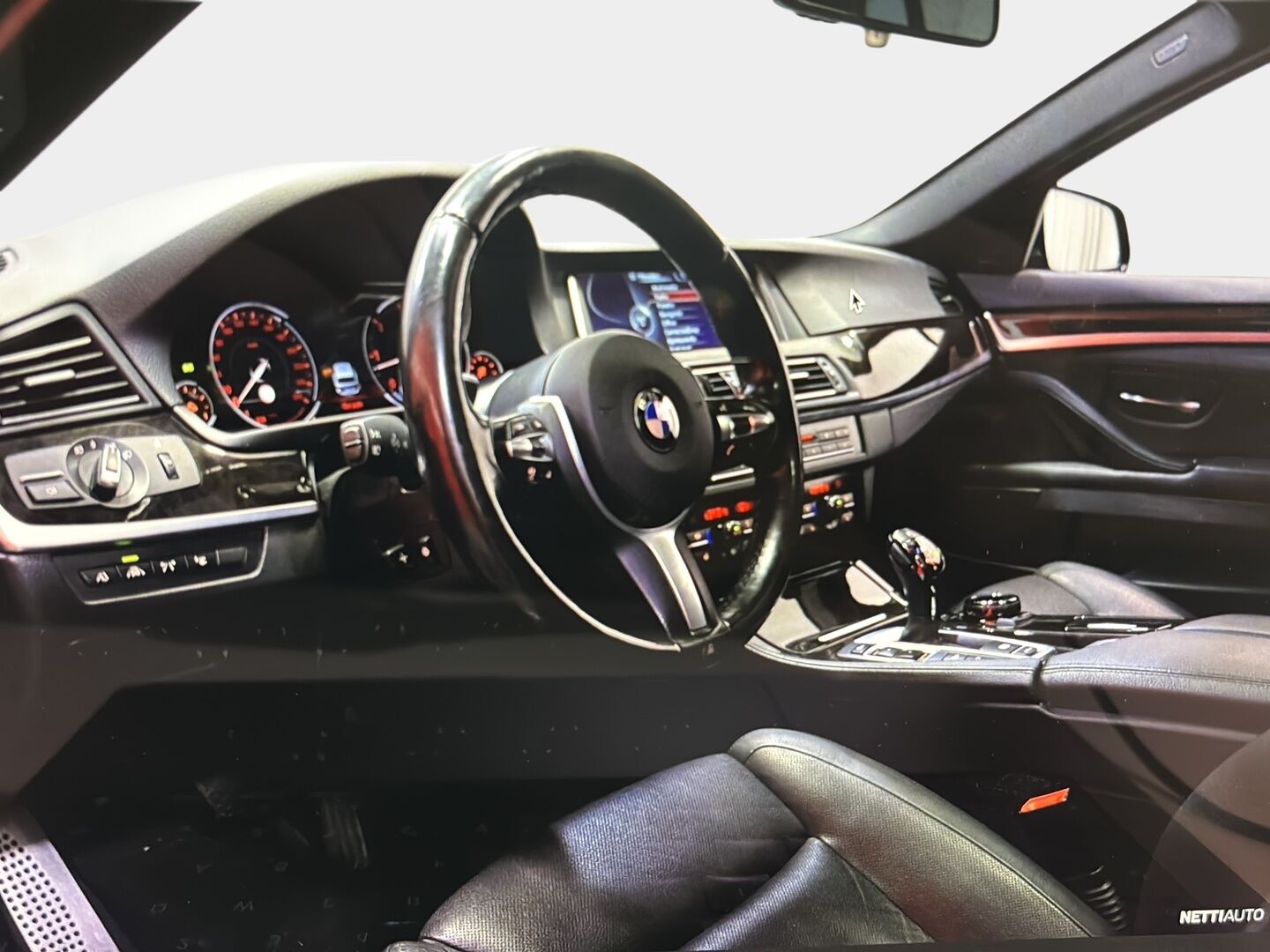BMW M550D 2014 F11 Touring A xDrive LCI - | ACC | Comfort istuimet | Digimittaristo | Webasto | H&K | HUD | 360° | Soft close | Panorama | Ilmast. muistipenkit | Ratinlämmitin | Adapt. LED | Comfort Access | Bliss | Carbonschwarz | 