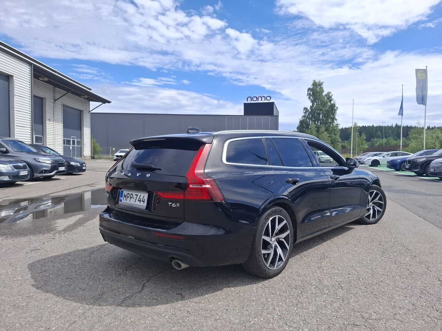 Volvo V60 2020 T6 TwE AWD Momentum aut - VOC | Merkkihuollettu | P-kamera | ACC | Koukku | Led-ajovalot | Ruskeat Sporttinahat | Jakohihna vaihdettu!