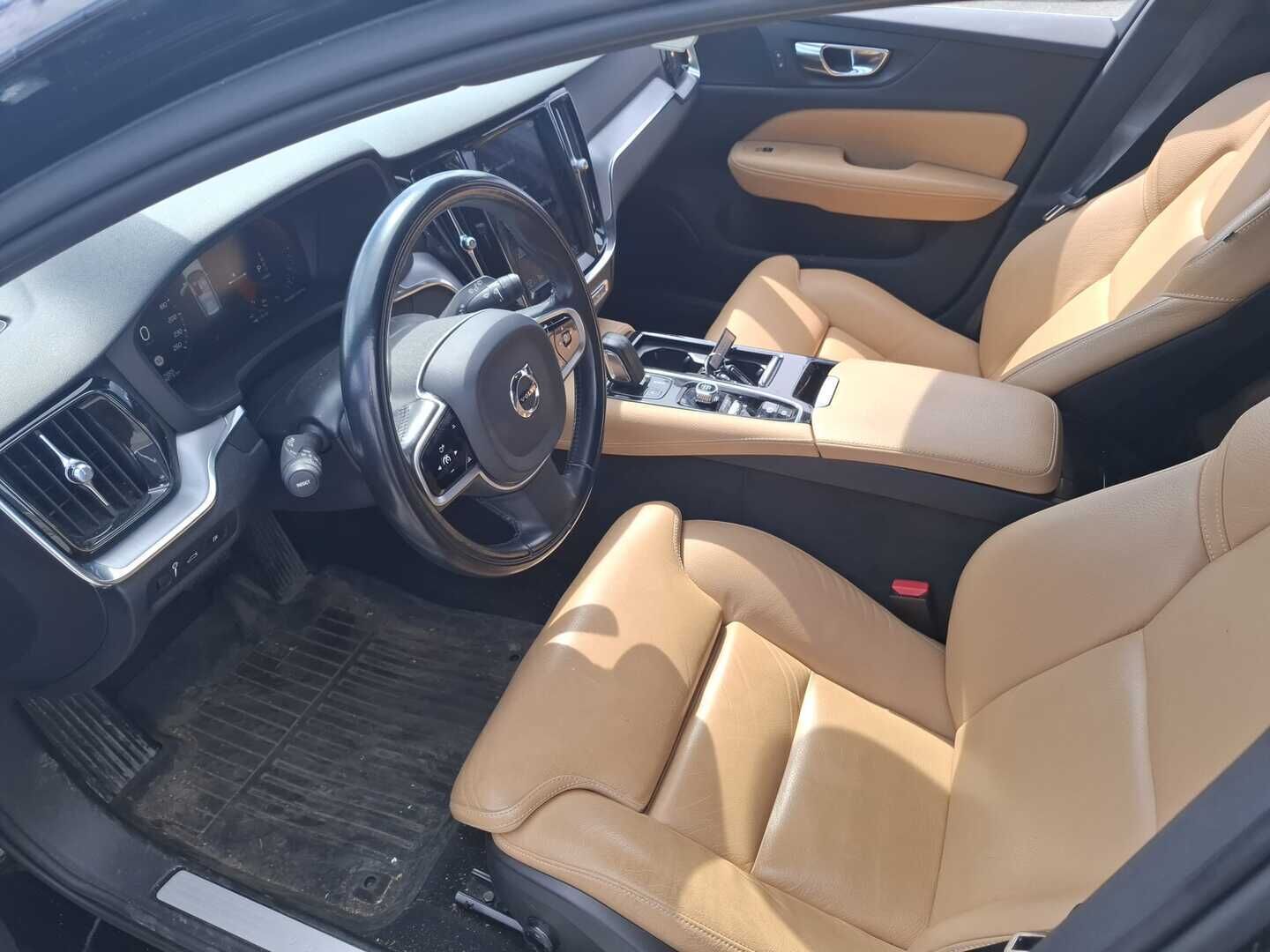 Volvo V60 2020 T6 TwE AWD Momentum aut - VOC | Merkkihuollettu | P-kamera | ACC | Koukku | Led-ajovalot | Ruskeat Sporttinahat | Jakohihna vaihdettu!