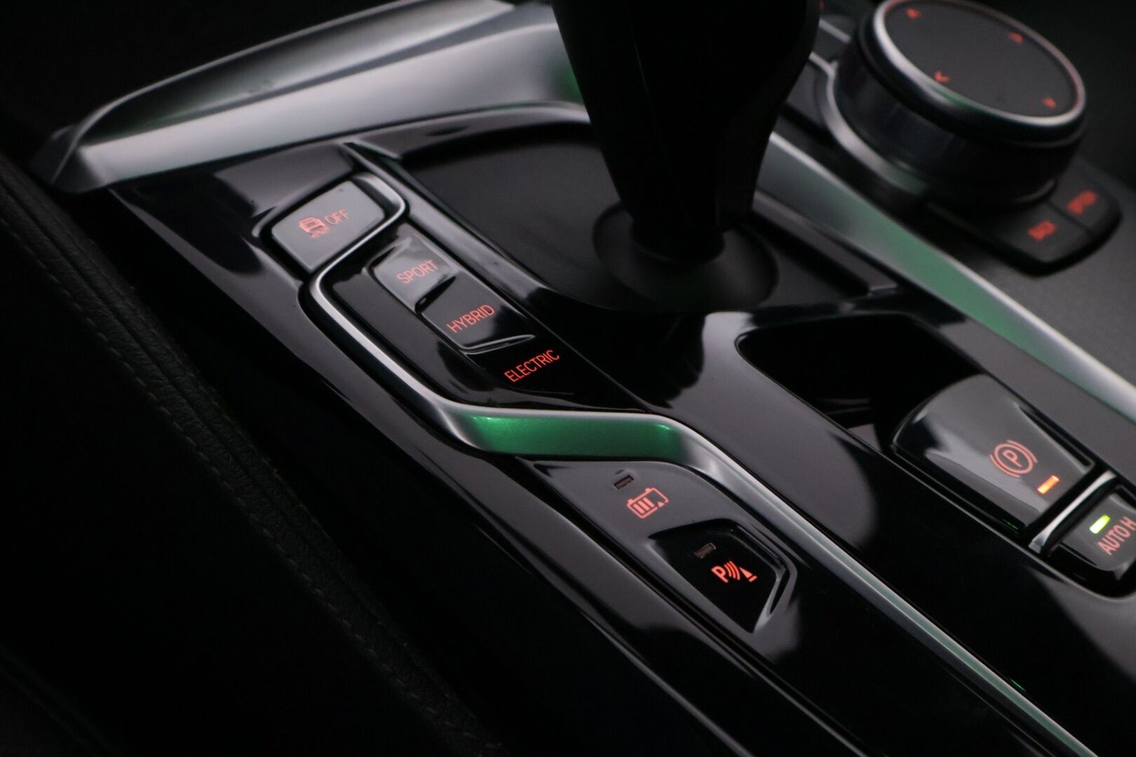 BMW 530 2021 G31 Touring 530e xDrive A Charged Edition M Sport LCI *ACC / Comfort Penkit / HiFi / P.Kamera / Prof.Navi / Koukku* - Soh 84.6% / Etuistuimet muistilla! 