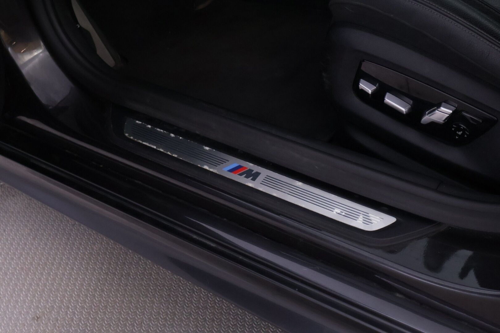 BMW 530 2021 G31 Touring 530e xDrive A Charged Edition M Sport LCI *ACC / Comfort Penkit / HiFi / P.Kamera / Prof.Navi / Koukku* - Soh 84.6% / Etuistuimet muistilla! 