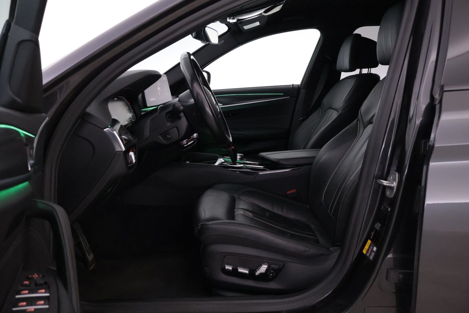 BMW 530 2021 G31 Touring 530e xDrive A Charged Edition M Sport LCI *ACC / Comfort Penkit / HiFi / P.Kamera / Prof.Navi / Koukku* - Soh 84.6% / Etuistuimet muistilla! 