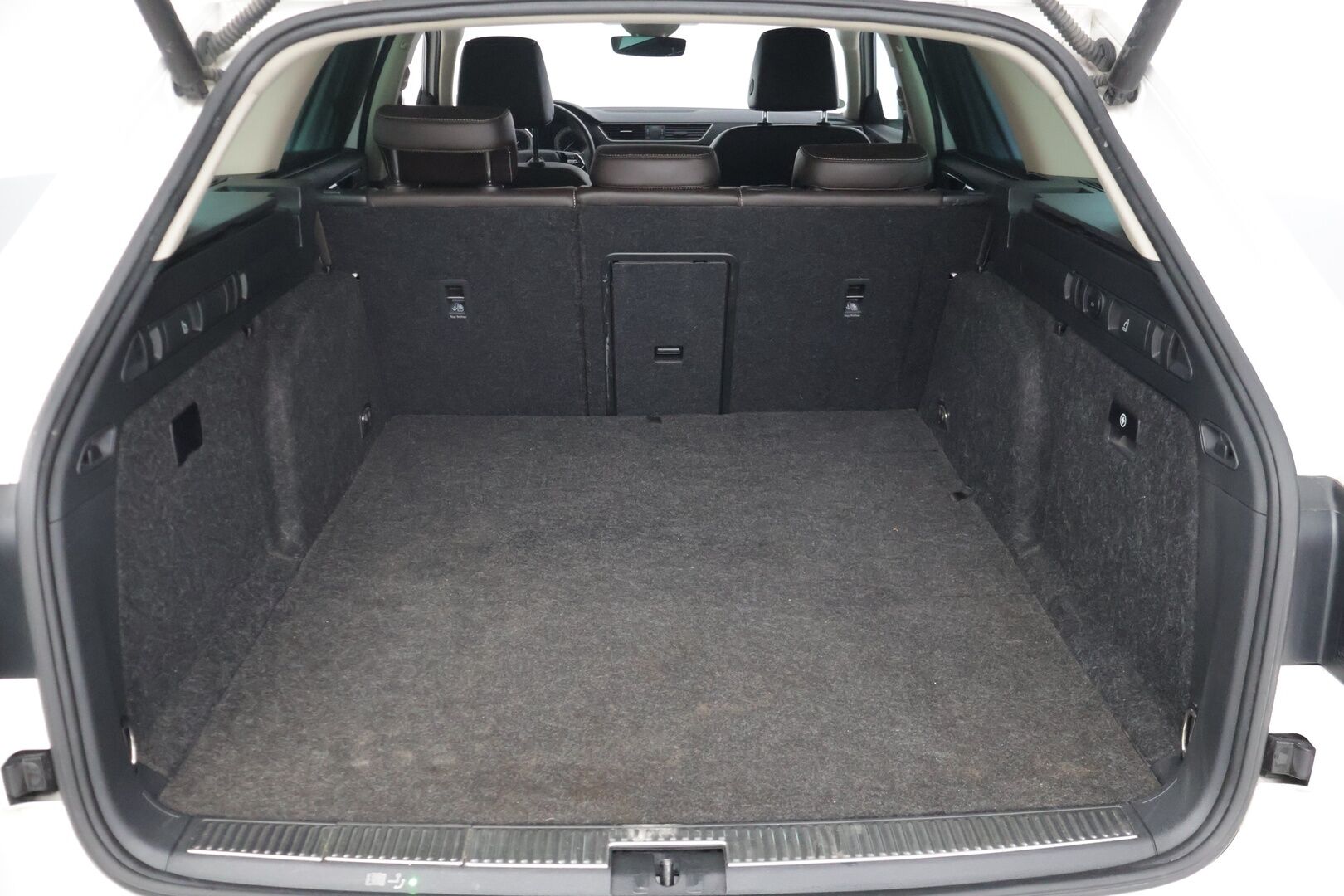 SKODA SUPERB 2021 Combi 1,4 TSI PHEV L&K iV DSG Autom. - | Muistinahat | Ilmastoidut istuimet | Matrix LED | Vakkari | Canton | Keyless | Sähköluukku | Koukku | Juuri Huollettu | Jakopää tehty | Kahdet Renkaat ja Vanteet | SOH 96 % |