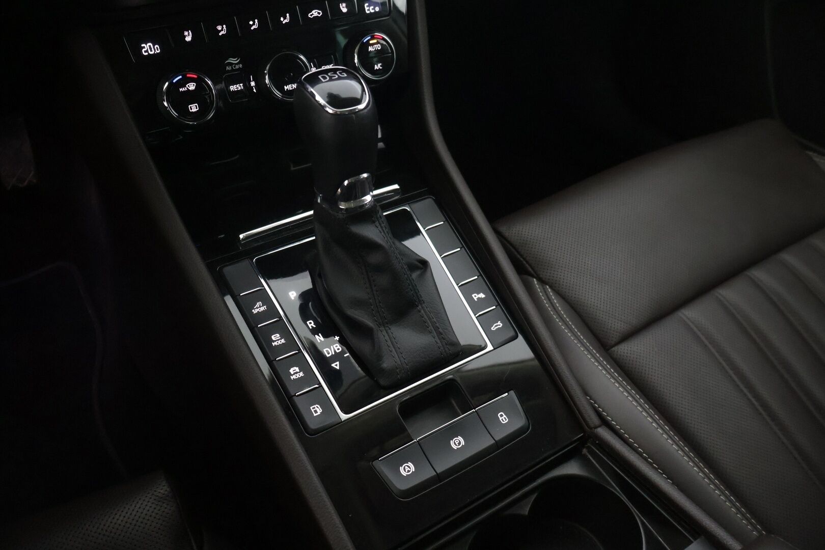 SKODA SUPERB 2021 Combi 1,4 TSI PHEV L&K iV DSG Autom. - | Muistinahat | Ilmastoidut istuimet | Matrix LED | Vakkari | Canton | Keyless | Sähköluukku | Koukku | Juuri Huollettu | Jakopää tehty | Kahdet Renkaat ja Vanteet | SOH 96 % |