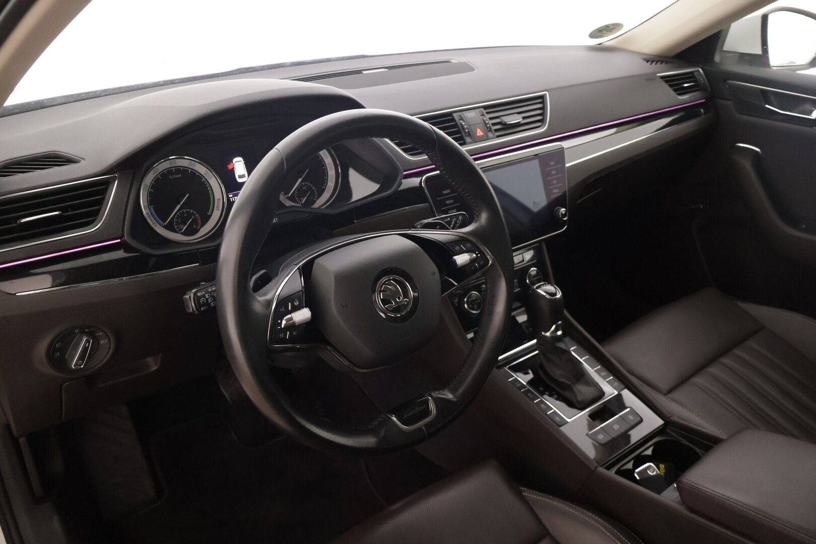 SKODA SUPERB 2021 Combi 1,4 TSI PHEV L&K iV DSG Autom. - | Muistinahat | Ilmastoidut istuimet | Matrix LED | Vakkari | Canton | Keyless | Sähköluukku | Koukku | Juuri Huollettu | Jakopää tehty | Kahdet Renkaat ja Vanteet | SOH 96 % |