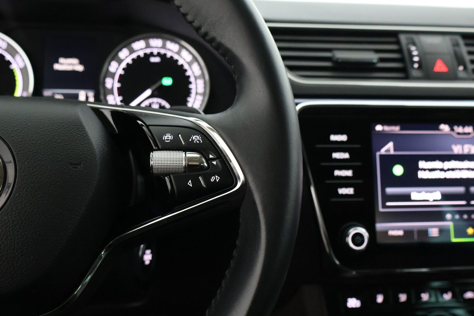 SKODA SUPERB 2021 Combi 1.4 TSI PHEV L&K iV DSG Aut. *Muistinahat / Ilmastoidut Istuimet / Matrix LED / Vakkari / Canton / Keyless / Sähköluukku / Koukku* - *Juuri Huollettu / Jakopää tehty / Kahdet Renkaat ja Vanteet*