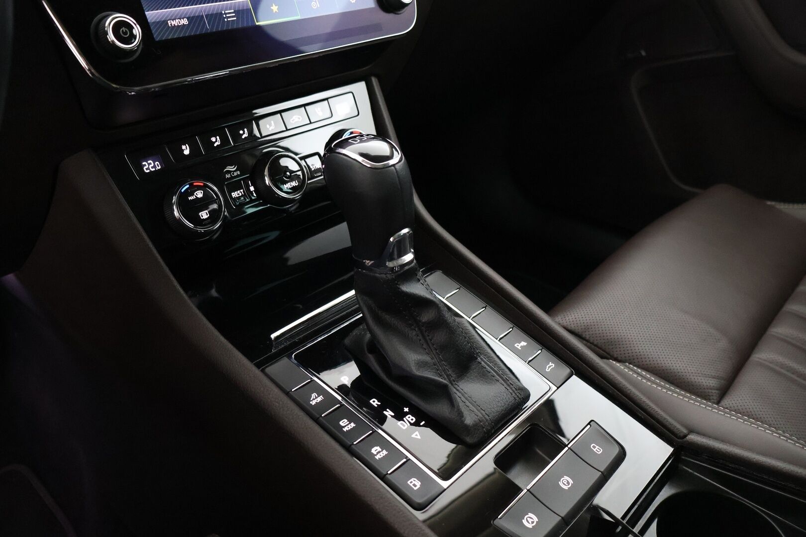 SKODA SUPERB 2021 Combi 1.4 TSI PHEV L&K iV DSG Aut. *Muistinahat / Ilmastoidut Istuimet / Matrix LED / Vakkari / Canton / Keyless / Sähköluukku / Koukku* - *Juuri Huollettu / Jakopää tehty / Kahdet Renkaat ja Vanteet*