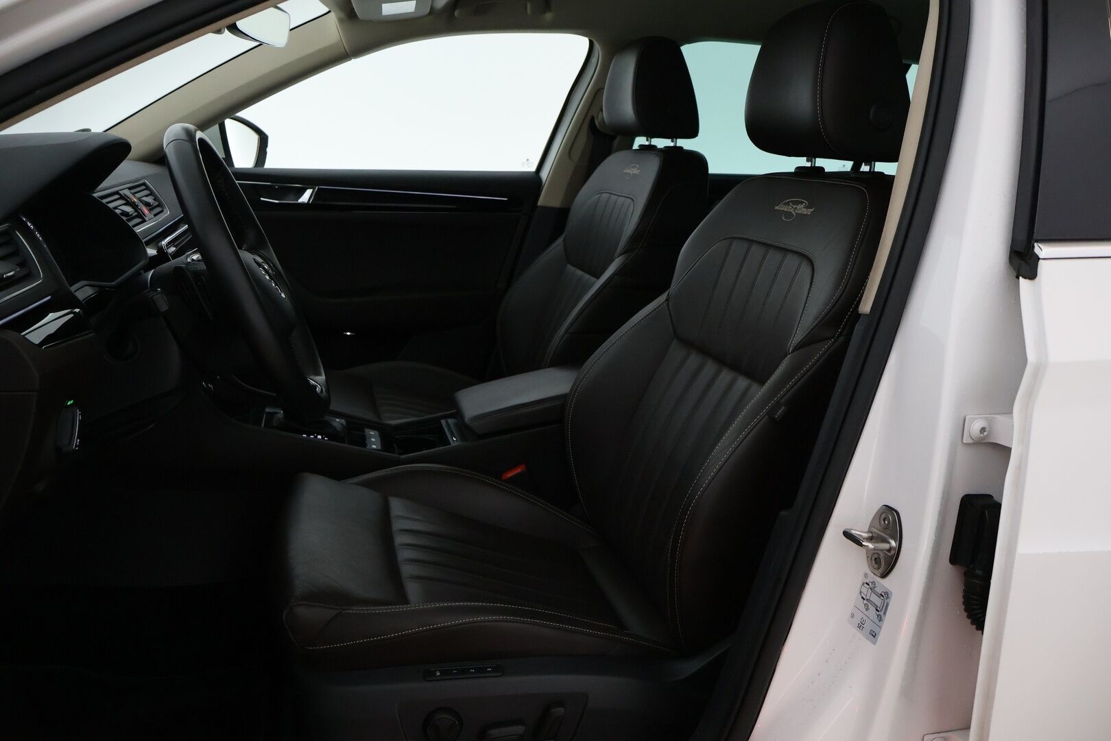 SKODA SUPERB 2021 Combi 1.4 TSI PHEV L&K iV DSG Aut. *Muistinahat / Ilmastoidut Istuimet / Matrix LED / Vakkari / Canton / Keyless / Sähköluukku / Koukku* - *Juuri Huollettu / Jakopää tehty / Kahdet Renkaat ja Vanteet*