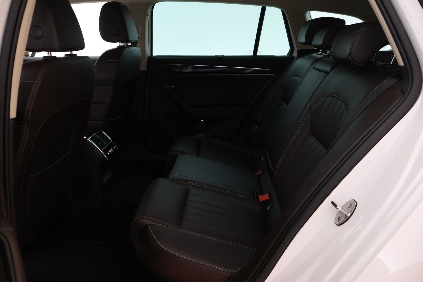 SKODA SUPERB 2021 Combi 1.4 TSI PHEV L&K iV DSG Aut. *Muistinahat / Ilmastoidut Istuimet / Matrix LED / Vakkari / Canton / Keyless / Sähköluukku / Koukku* - *Juuri Huollettu / Jakopää tehty / Kahdet Renkaat ja Vanteet*