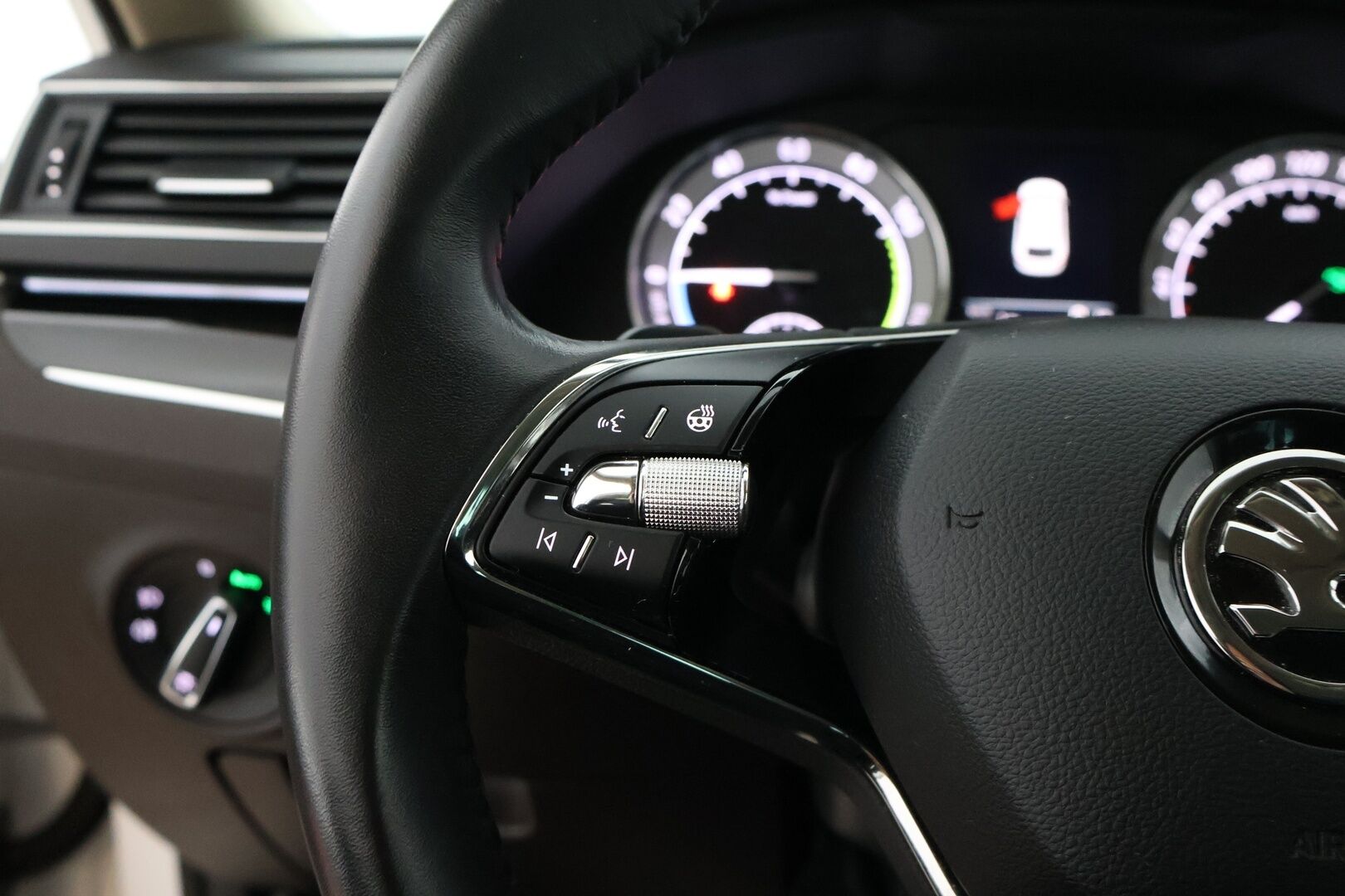 SKODA SUPERB 2021 Combi 1.4 TSI PHEV L&K iV DSG Aut. *Muistinahat / Ilmastoidut Istuimet / Matrix LED / Vakkari / Canton / Keyless / Sähköluukku / Koukku* - *Juuri Huollettu / Jakopää tehty / Kahdet Renkaat ja Vanteet*