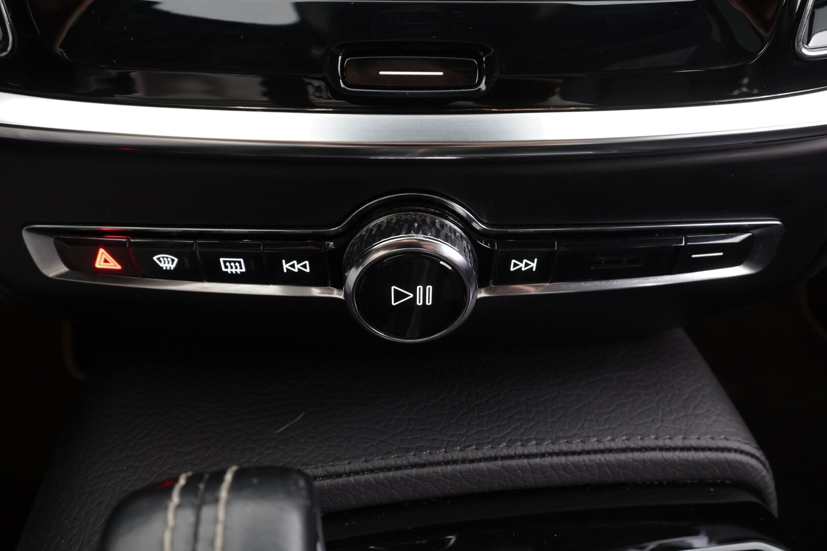 Volvo V60 2020 T8 TwE AWD R-Design aut * Panorama / Webasto / Koukku / ACC / Full-LED / P.kamera / Sporttipenkki Muistilla / Navi * - 2x Latauskaapelit / Kahdet renkaat - Osta nyt, maksa vasta ensi vuonna