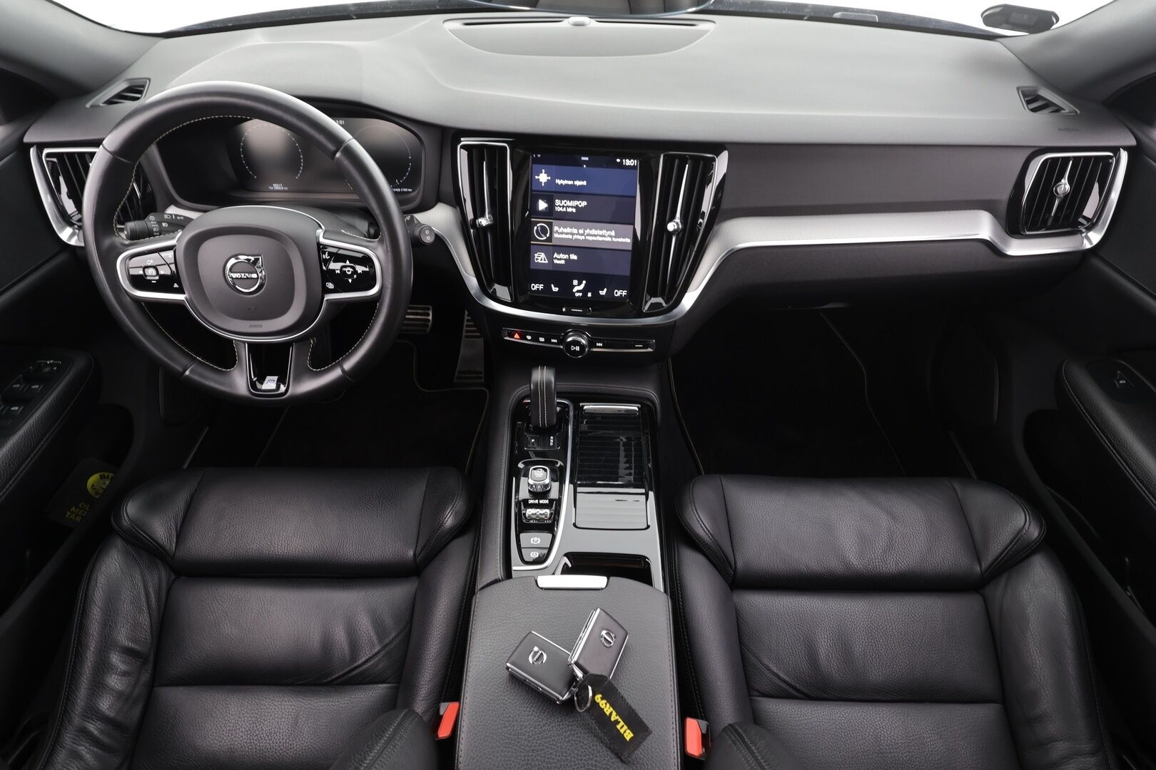 Volvo V60 2020 T8 TwE AWD R-Design aut * Panorama / Webasto / Koukku / ACC / Full-LED / P.kamera / Sporttipenkki Muistilla / Navi * - 2x Latauskaapelit / Kahdet renkaat - Osta nyt, maksa vasta ensi vuonna