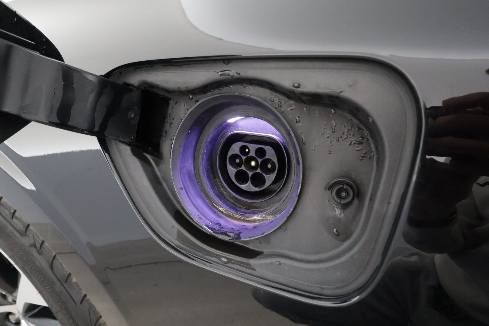 Volvo V60 2020 T8 TwE AWD R-Design aut * Panorama / Webasto / Koukku / ACC / Full-LED / P.kamera / Sporttipenkki Muistilla / Navi * - 2x Latauskaapelit / Kahdet renkaat - Osta nyt, maksa vasta ensi vuonna