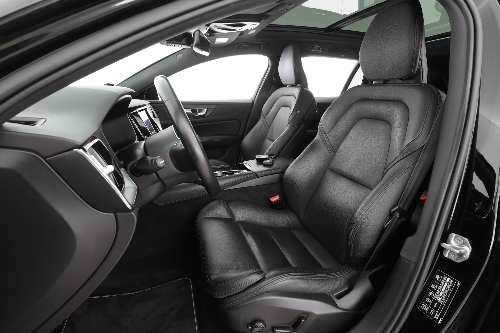 Volvo V60 2020 T8 TwE AWD R-Design aut * Panorama / Webasto / Koukku / ACC / Full-LED / P.kamera / Sporttipenkki Muistilla / Navi * - 2x Latauskaapelit / Kahdet renkaat - Osta nyt, maksa vasta ensi vuonna