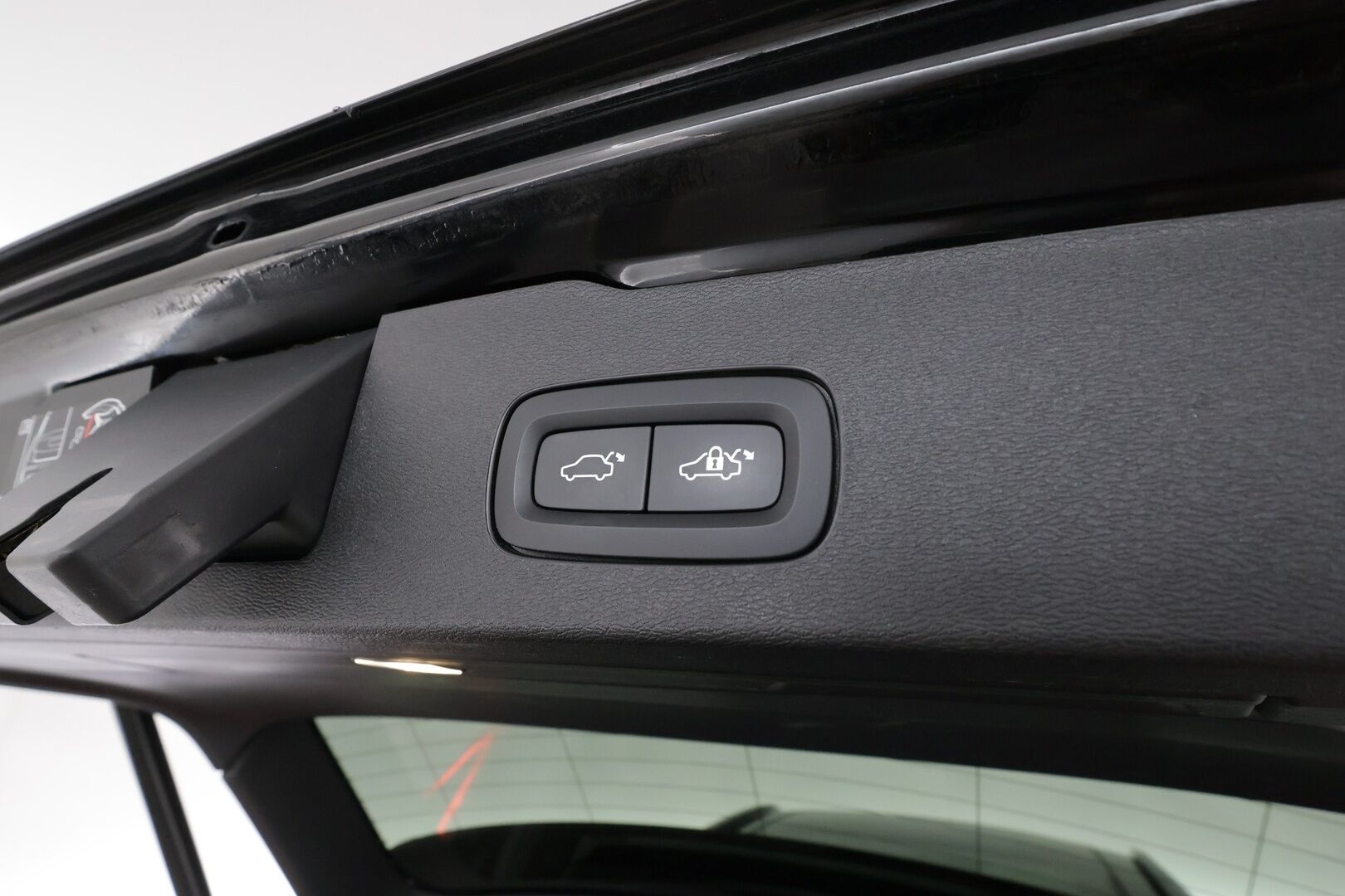 Volvo V60 2020 T8 TwE AWD R-Design aut * Panorama / Webasto / Koukku / ACC / Full-LED / P.kamera / Sporttipenkki Muistilla / Navi * - 2x Latauskaapelit / Kahdet renkaat - Osta nyt, maksa vasta ensi vuonna