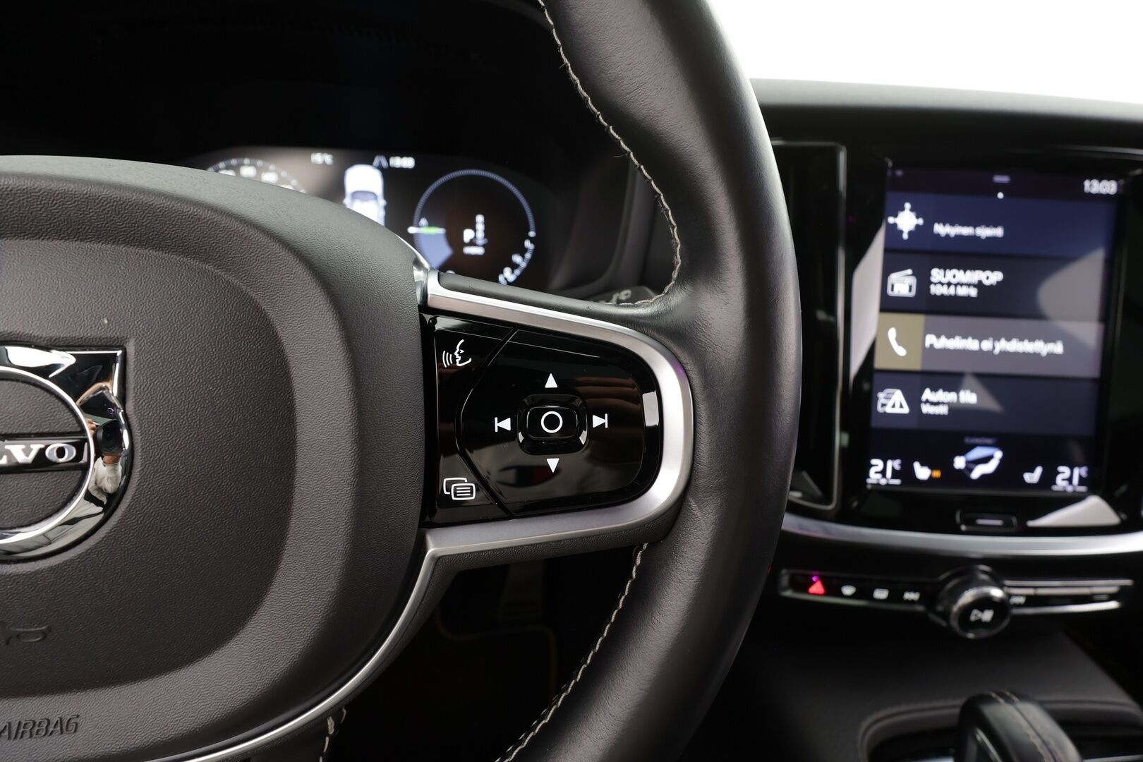 Volvo V60 2020 T8 TwE AWD R-Design aut * Panorama / Webasto / Koukku / ACC / Full-LED / P.kamera / Sporttipenkki Muistilla / Navi * - 2x Latauskaapelit / Kahdet renkaat - Osta nyt, maksa vasta ensi vuonna