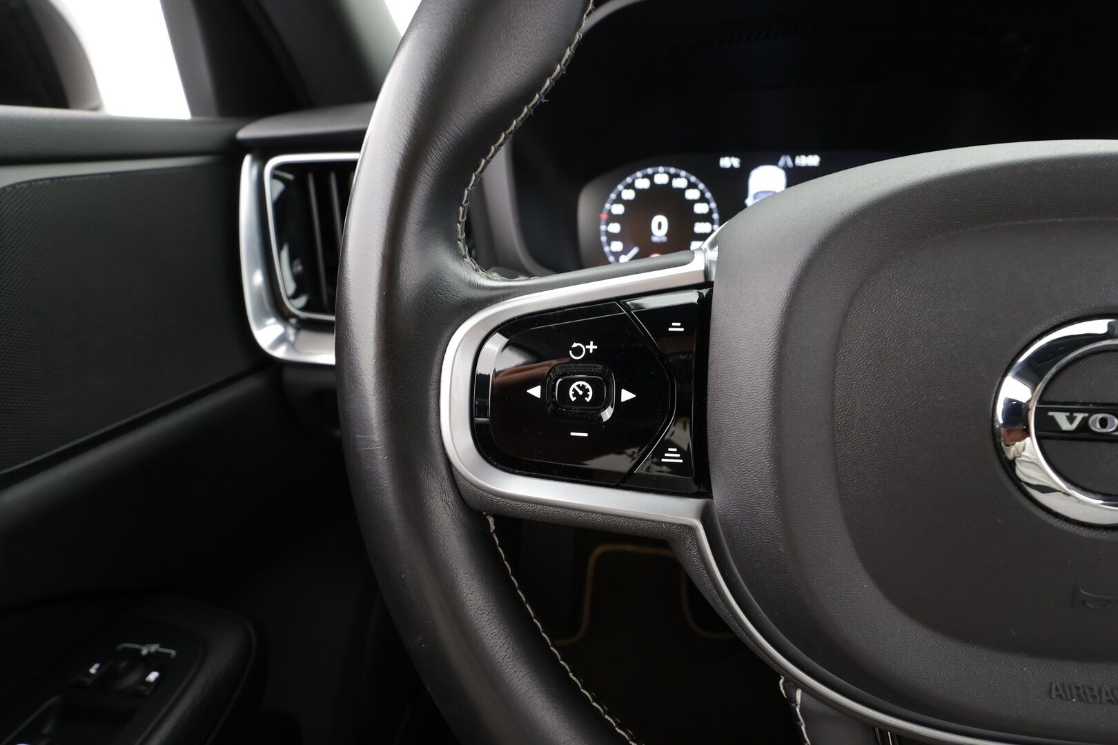 Volvo V60 2020 T8 TwE AWD R-Design aut * Panorama / Webasto / Koukku / ACC / Full-LED / P.kamera / Sporttipenkki Muistilla / Navi * - 2x Latauskaapelit / Kahdet renkaat - Osta nyt, maksa vasta ensi vuonna