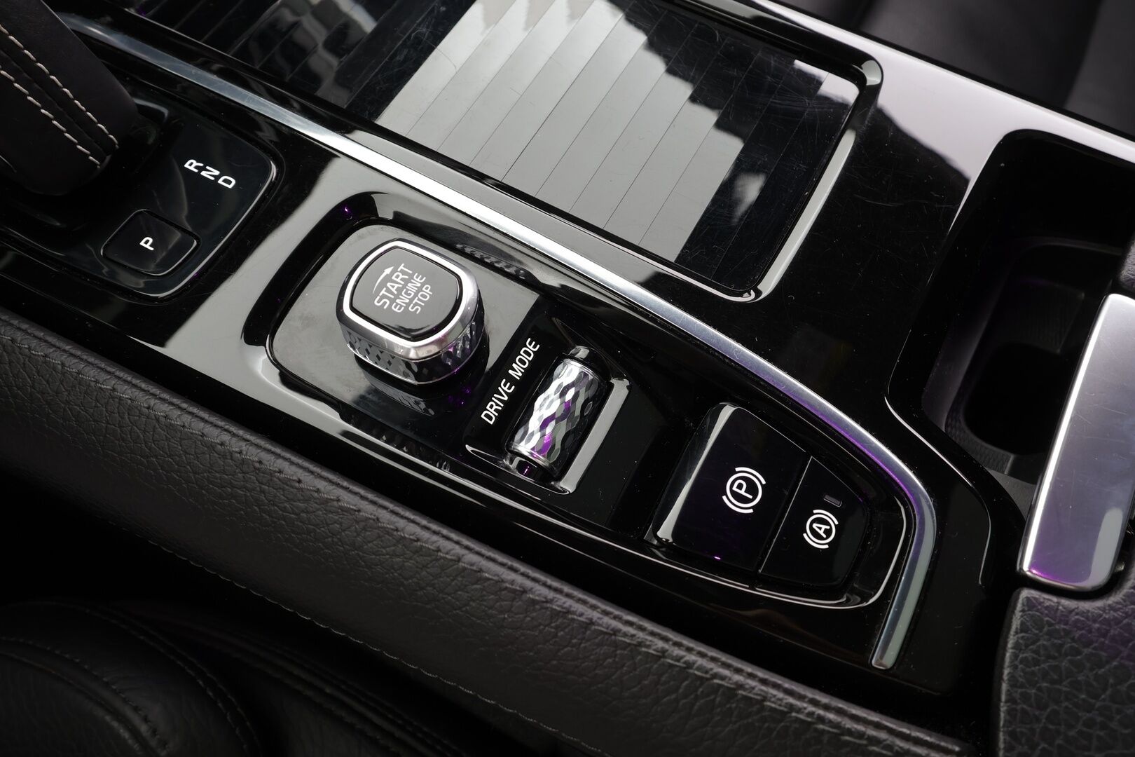 Volvo V60 2020 T8 TwE AWD R-Design aut * Panorama / Webasto / Koukku / ACC / Full-LED / P.kamera / Sporttipenkki Muistilla / Navi * - 2x Latauskaapelit / Kahdet renkaat - Osta nyt, maksa vasta ensi vuonna